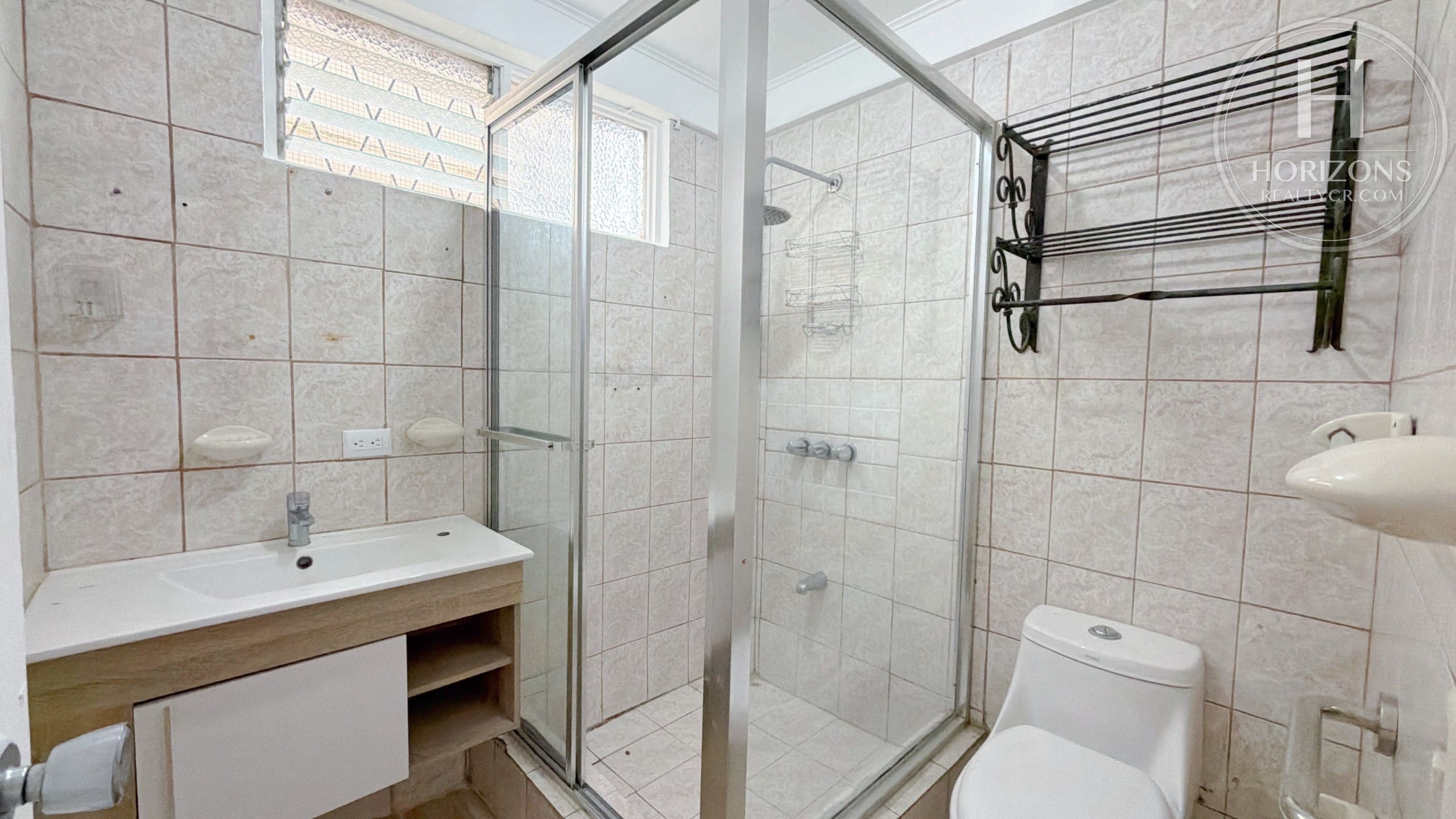 Se Alquila Apartamento en Primer Nivel 2 Habitaciones y Oficina en Sabanilla con Acceso a Bosque Privado NJA1417JB
