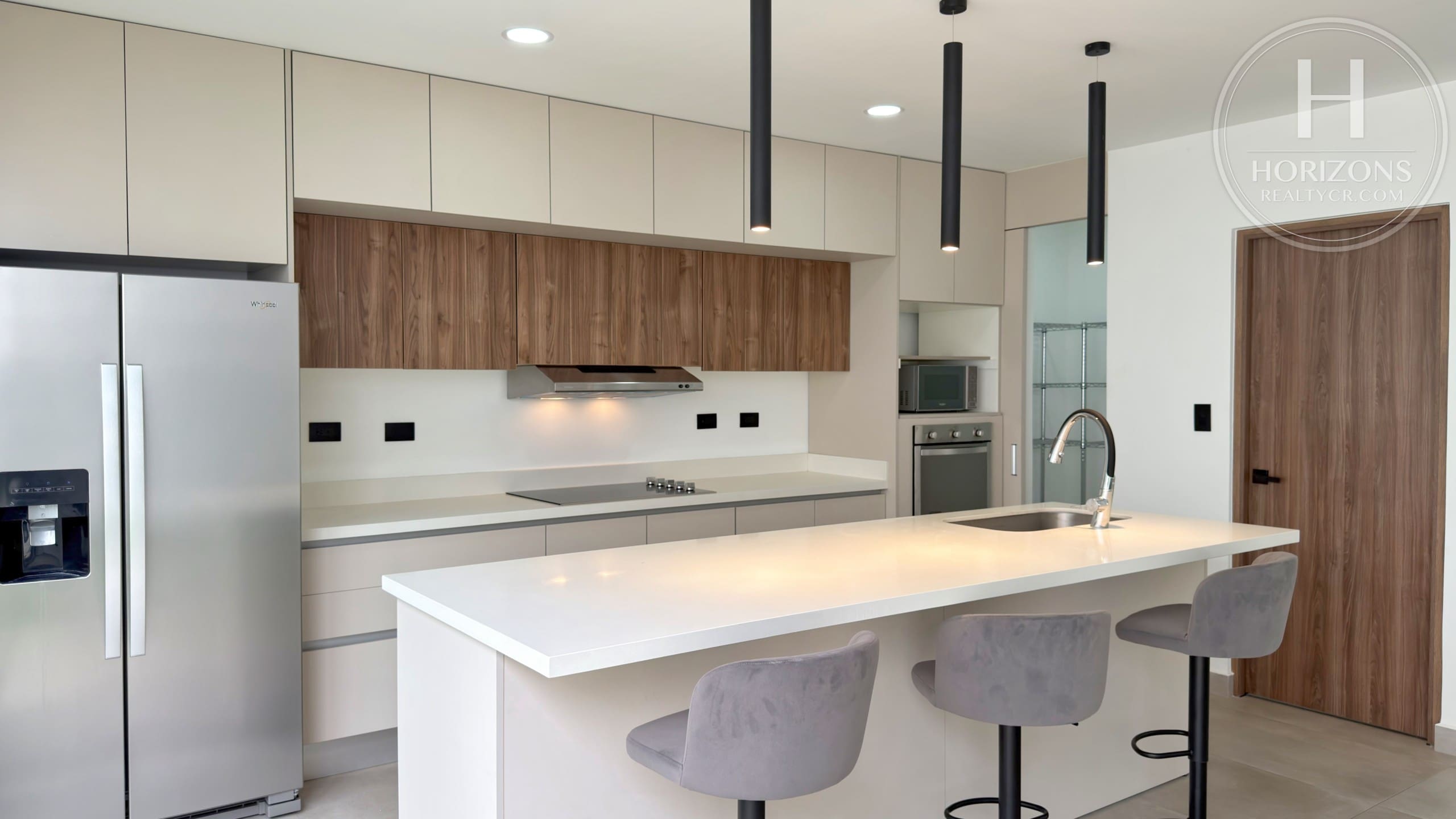 Casa en Alquiler en Condominio NAIA en Guachipelín de Escazú 3 Habitaciones con Línea Blanca Pet Friendly NJA1415JB