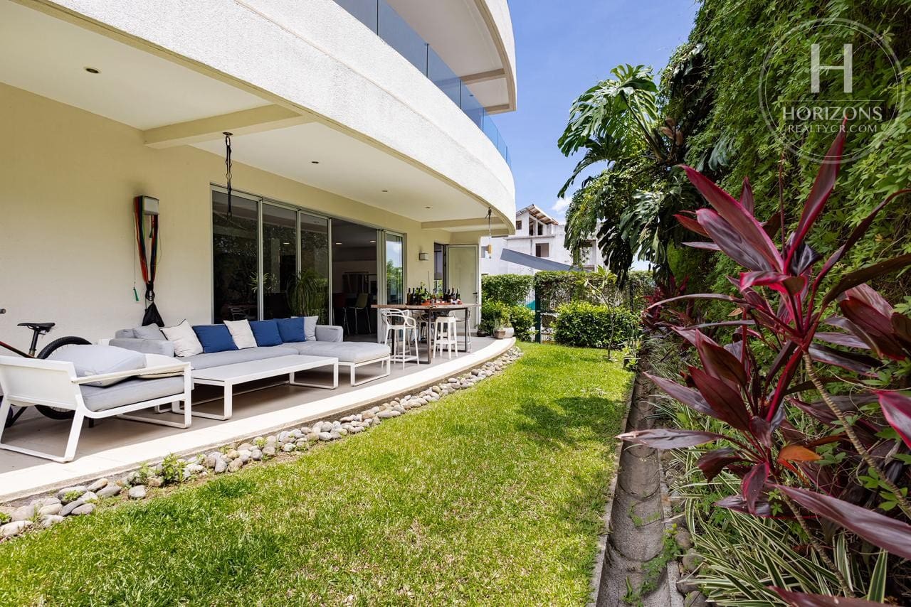 Se Vende Apartamento en Primera Planta con Jardín Privado en Condominio Vereda del Río Piedades de Santa Ana NJA1421JM
