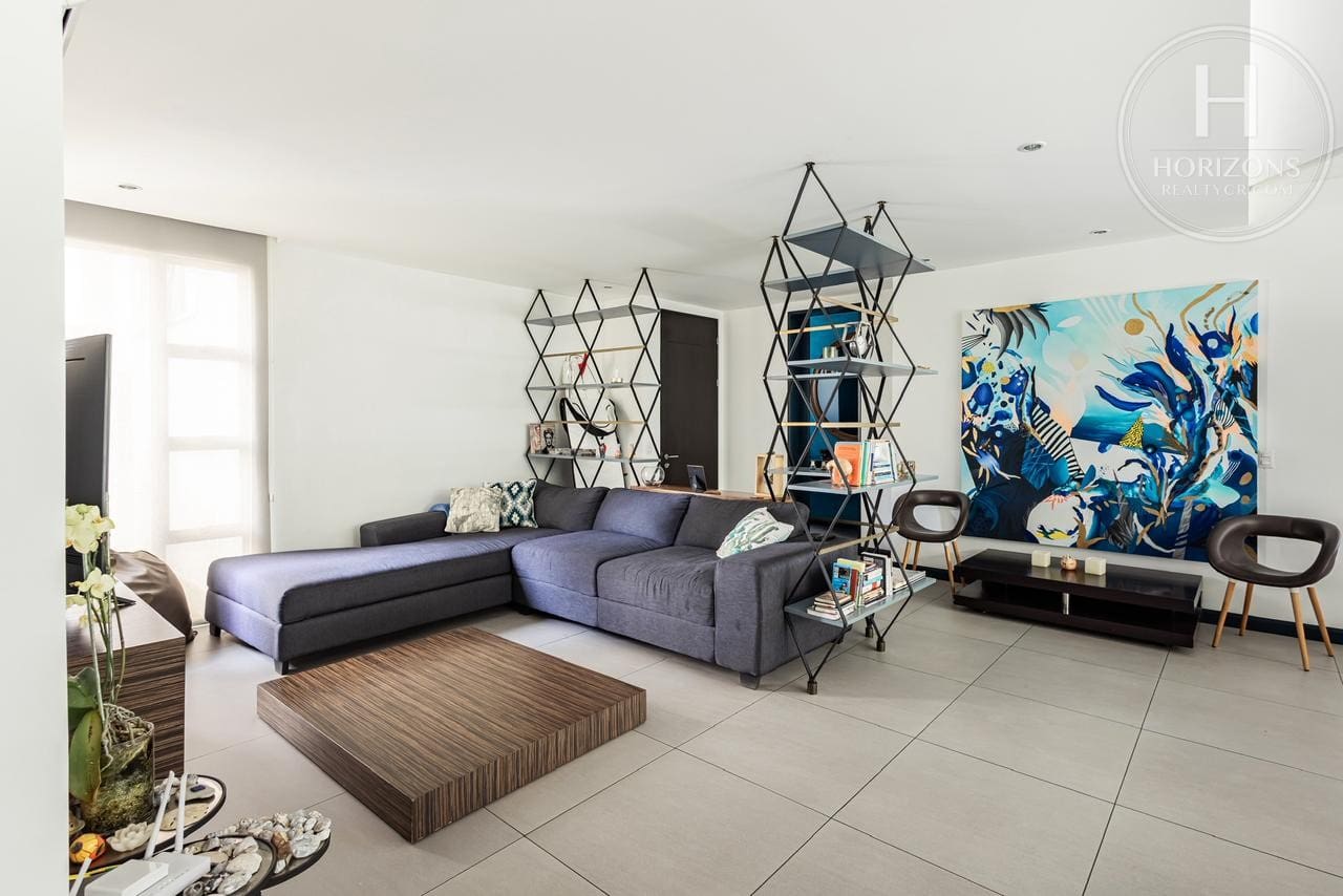 Se Vende Apartamento en Primera Planta con Jardín Privado en Condominio Vereda del Río Piedades de Santa Ana NJA1421JM