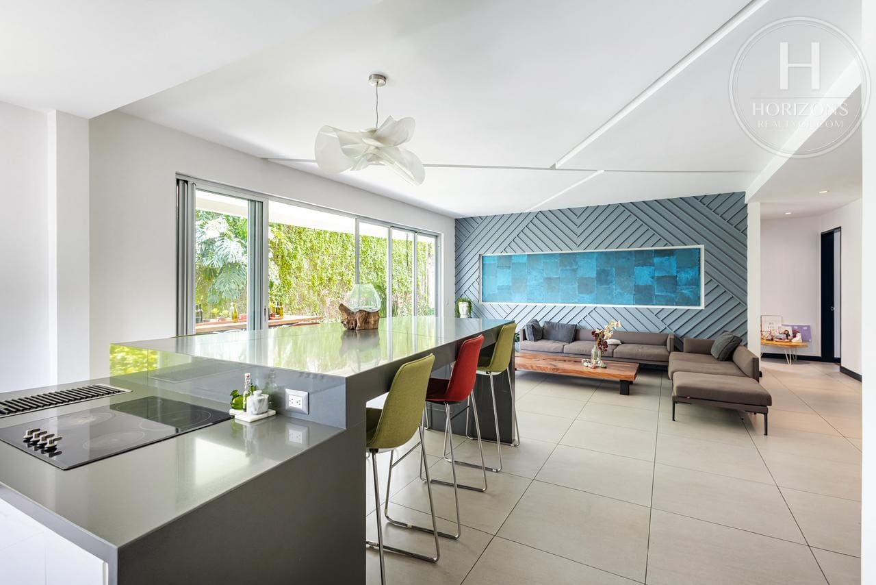 Se Vende Apartamento en Primera Planta con Jardín Privado en Condominio Vereda del Río Piedades de Santa Ana NJA1421JM