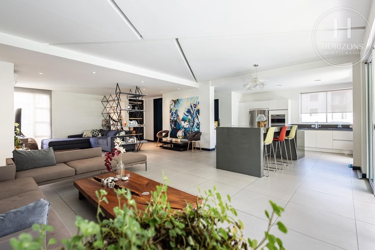 Se Vende Apartamento en Primera Planta con Jardín Privado en Condominio Vereda del Río Piedades de Santa Ana NJA1421JM