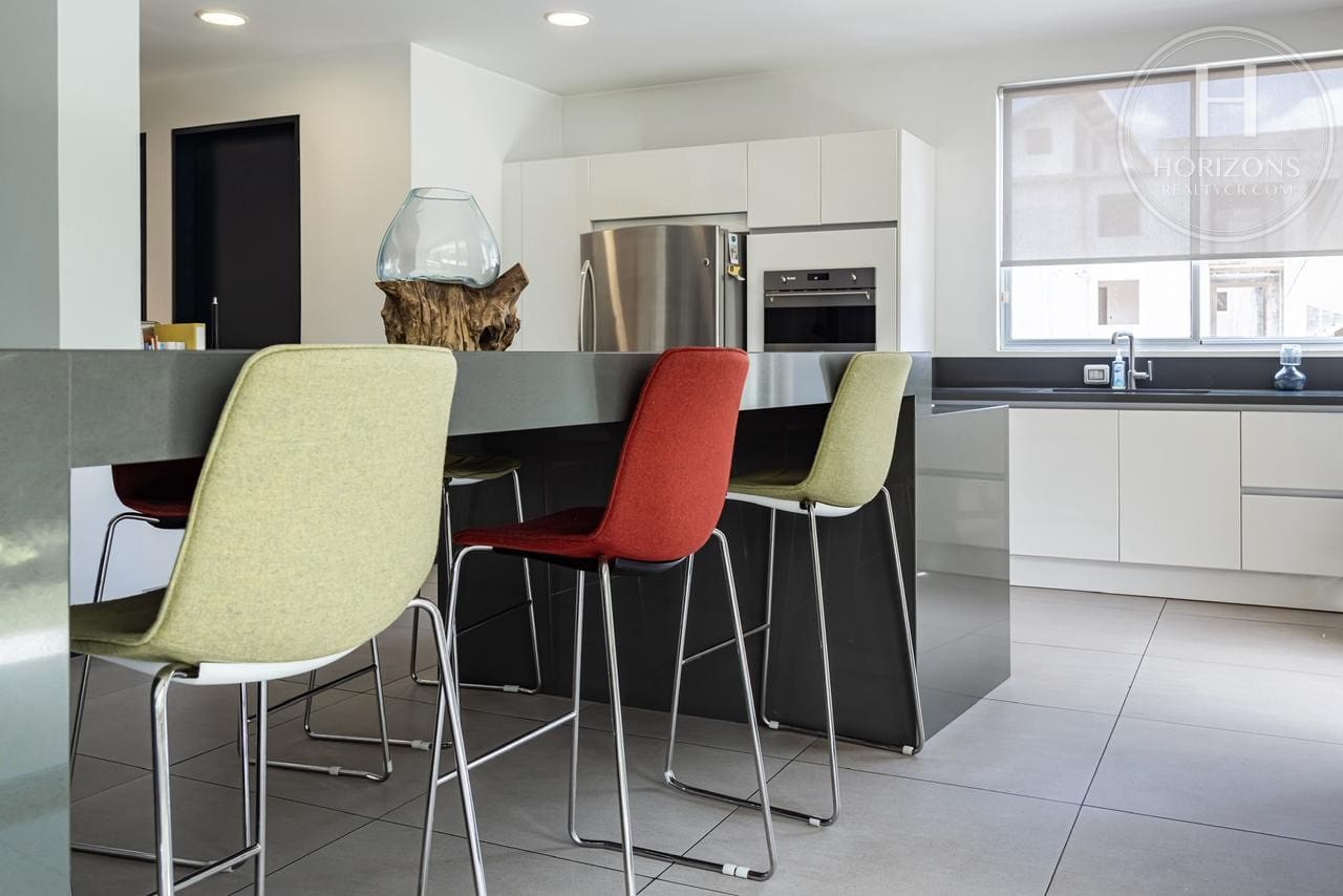 Se Vende Apartamento en Primera Planta con Jardín Privado en Condominio Vereda del Río Piedades de Santa Ana NJA1421JM
