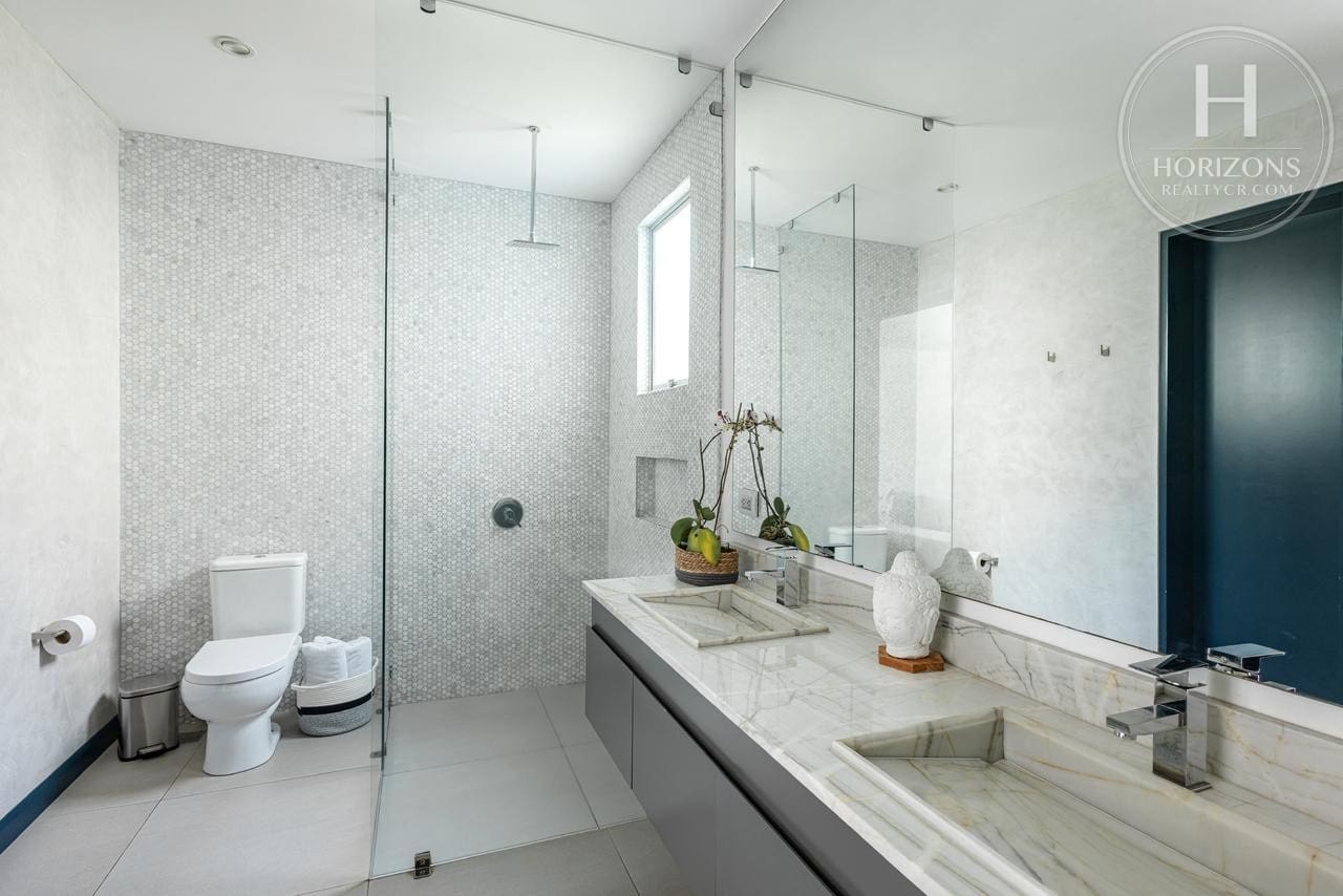 Se Vende Apartamento en Primera Planta con Jardín Privado en Condominio Vereda del Río Piedades de Santa Ana NJA1421JM