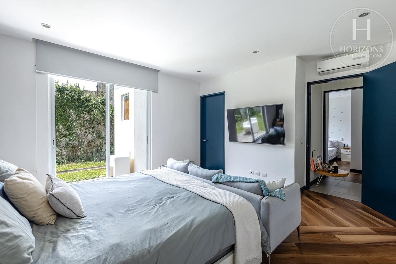 Se Vende Apartamento en Primera Planta con Jardín Privado en Condominio Vereda del Río Piedades de Santa Ana NJA1421JM