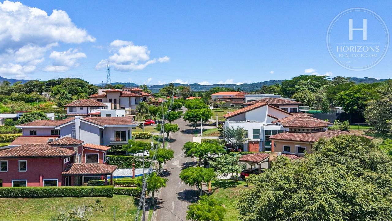 Se Alquila Casa de Lujo para Estrenar en Condominio Posadas del Río, La Guácima 5 Habitaciones NJA1426JB