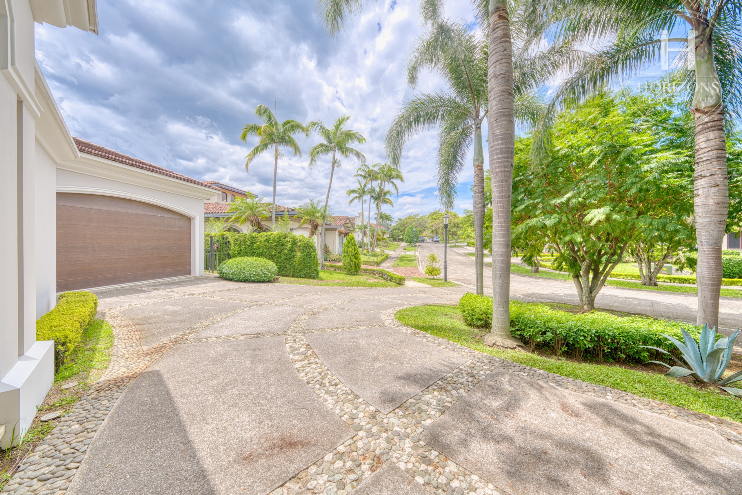 Casa De Lujo En Condominio Bosque De Lindora Santa Ana | Horizons Realty