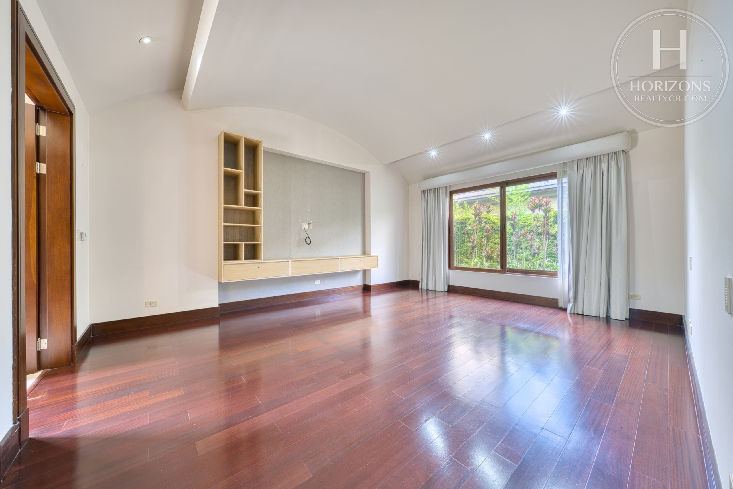 Casa De Lujo En Condominio Bosque De Lindora Santa Ana | Horizons Realty