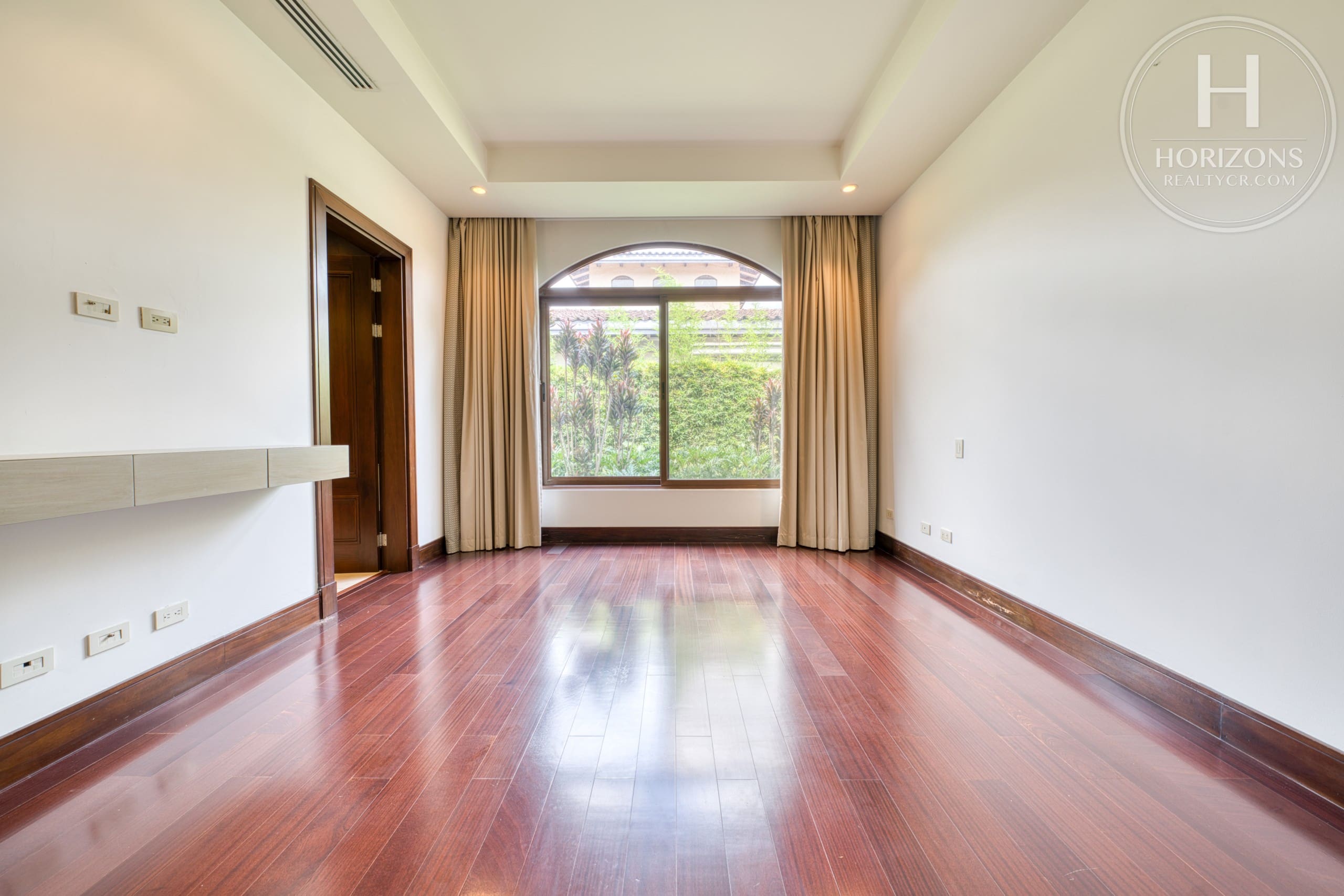 Casa De Lujo En Condominio Bosque De Lindora Santa Ana | Horizons Realty
