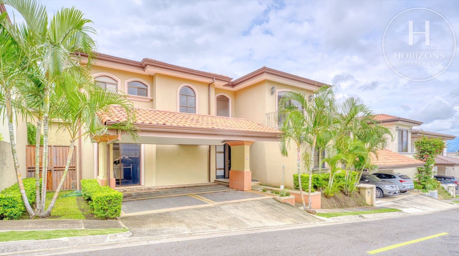 Casa en venta Condominio Loma Real Escazú - fachada y cochera
