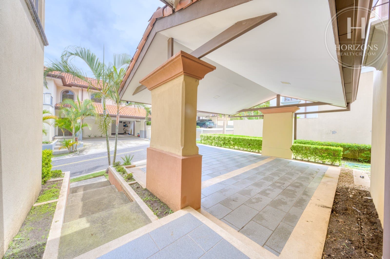 Casa en venta Condominio Loma Real Escazú - cochera techada