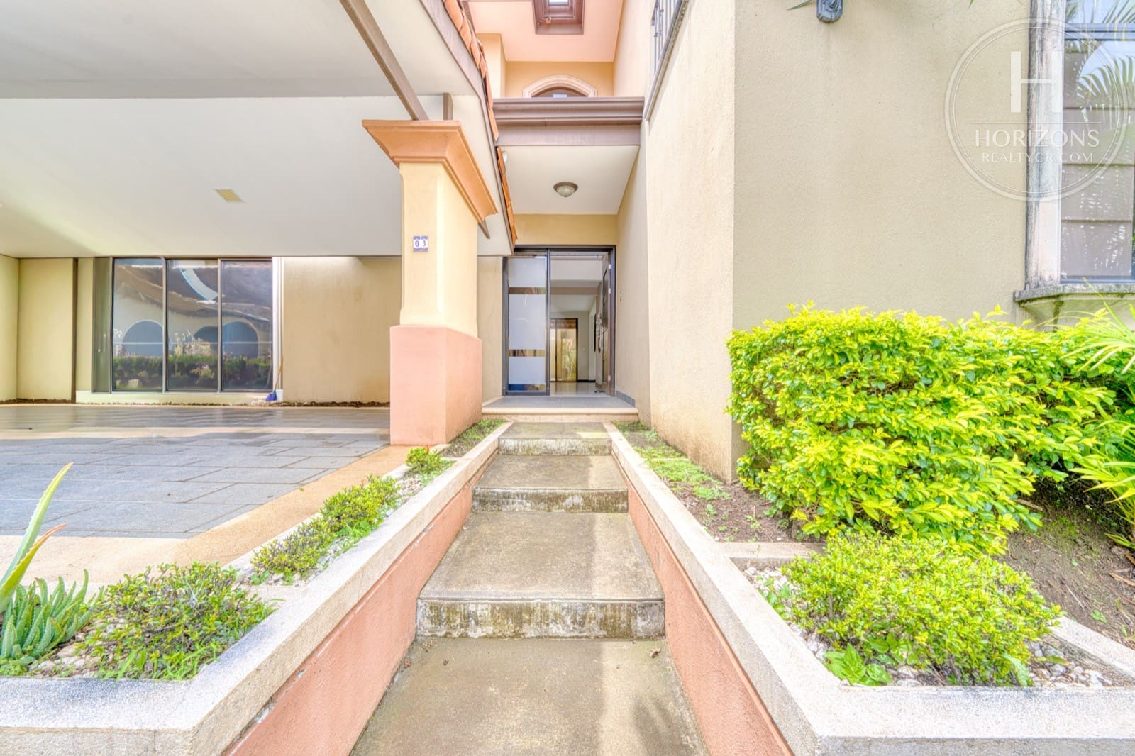 Casa en venta Condominio Loma Real Escazú - acceso ajardinado