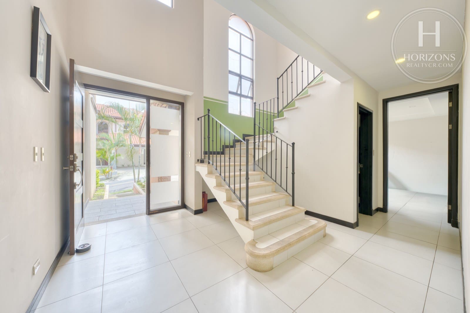 Casa en venta Condominio Loma Real Escazú - recibidor de doble altura