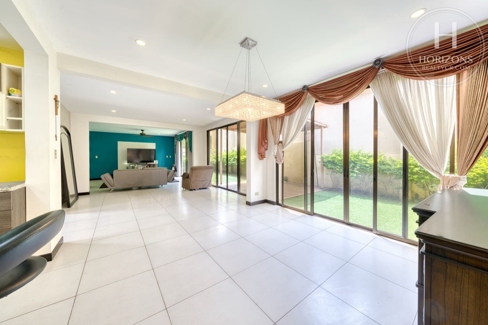 Casa en venta Condominio Loma Real Escazú - sala y comedor concepto abierto