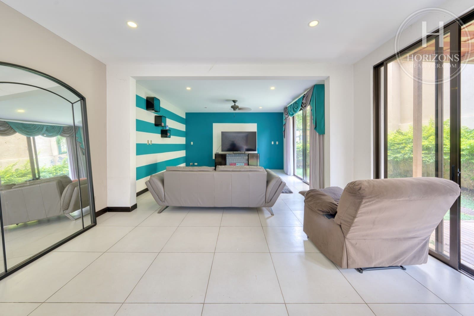 Casa en venta Condominio Loma Real Escazú - sala