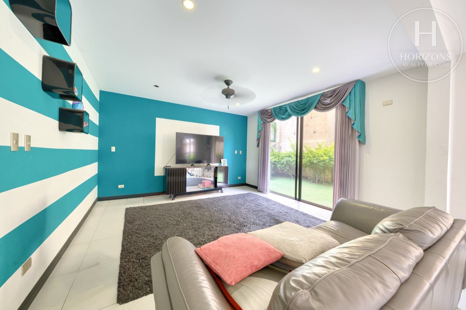 Casa en venta Condominio Loma Real Escazú - sala de TV