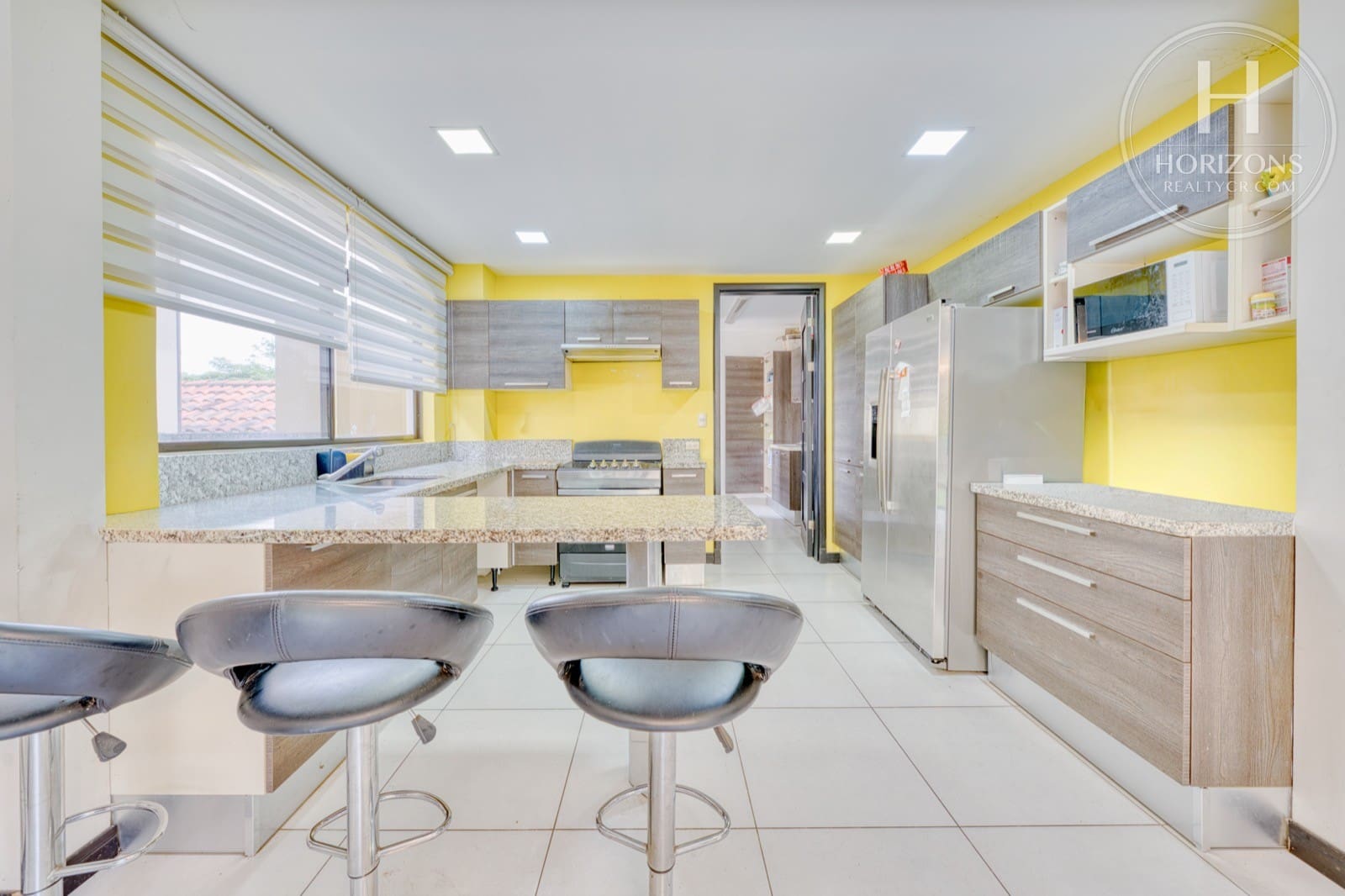 Casa en venta Condominio Loma Real Escazú - cocina con granito e isla