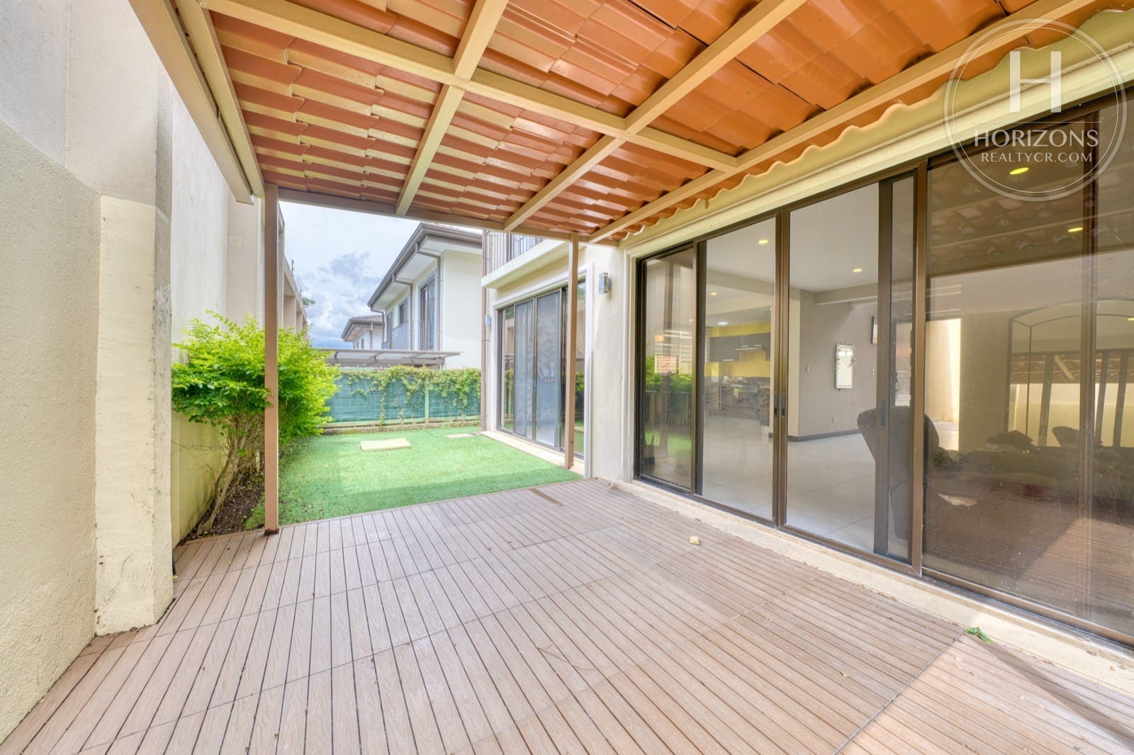 Casa en venta Condominio Loma Real Escazú - terraza techada