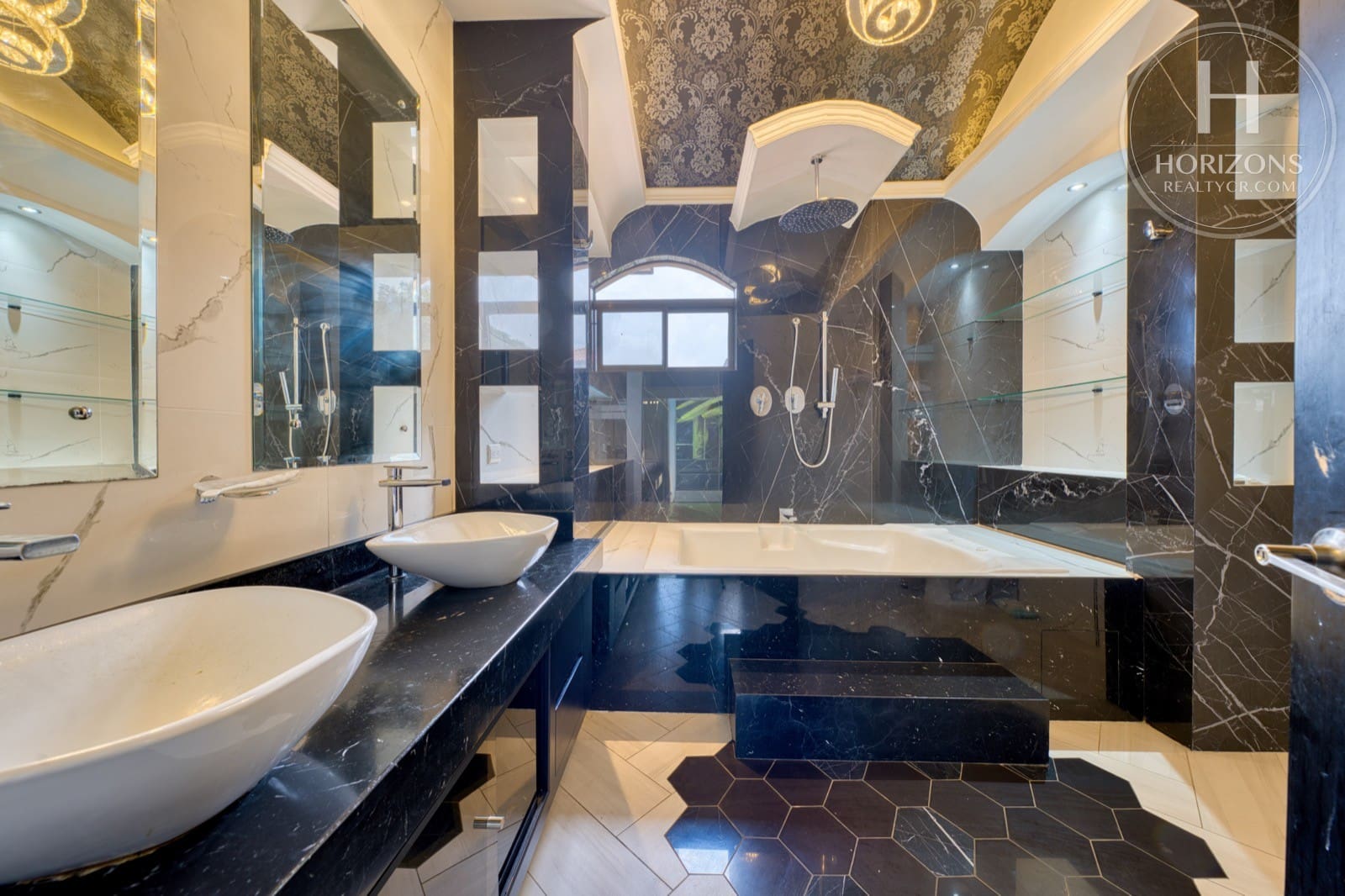 Casa en venta Condominio Loma Real Escazú - baño principal de mármol