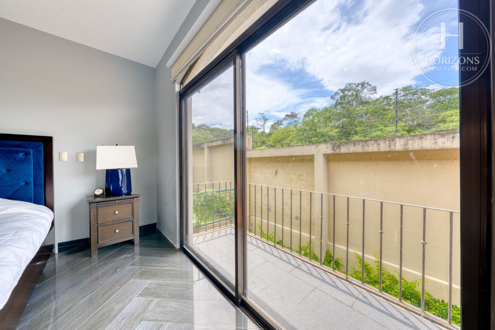 Casa en venta Condominio Loma Real Escazú - habitación con balcón