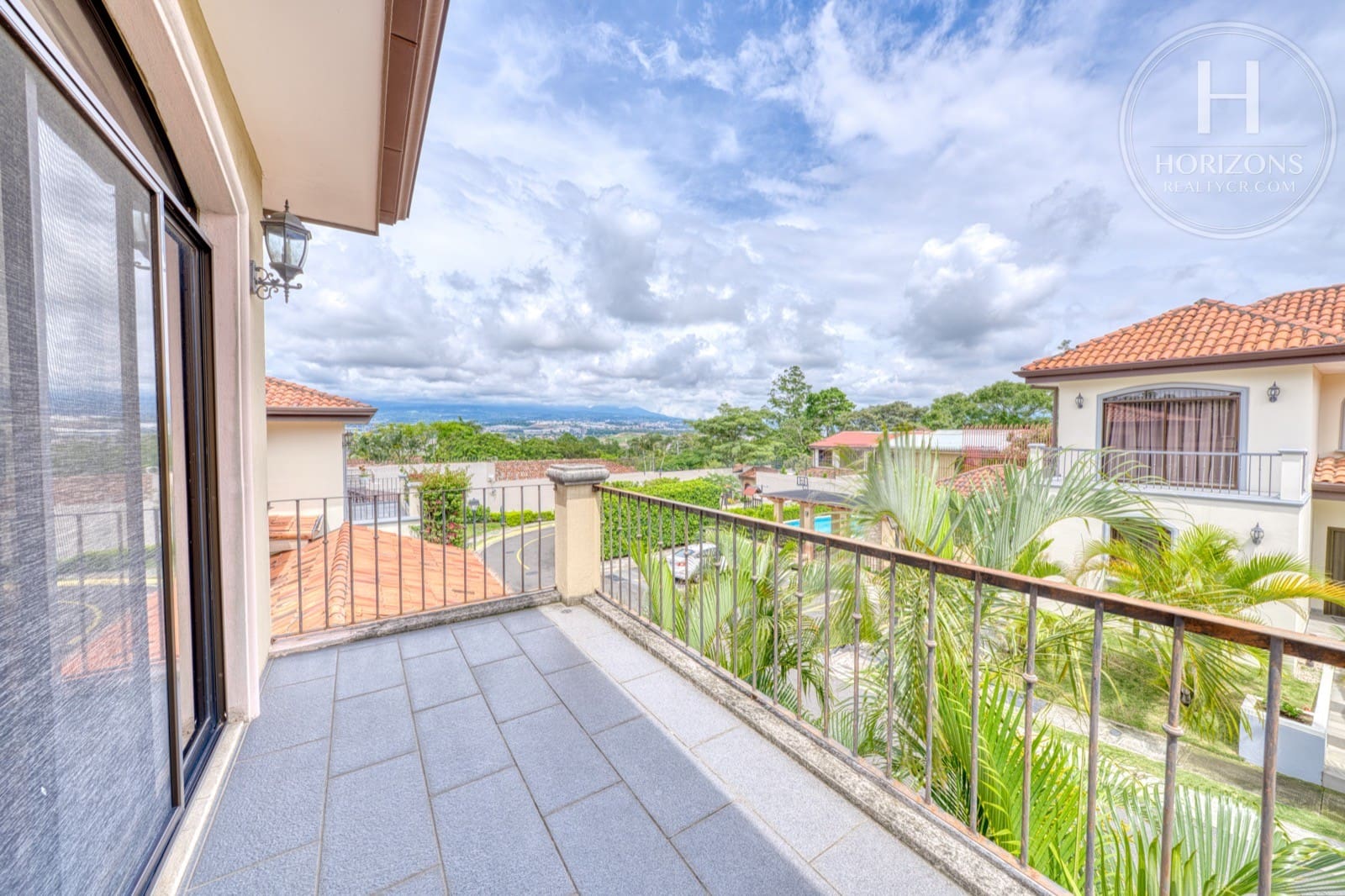 Casa en venta Condominio Loma Real Escazú - balcón con vista a las montañas