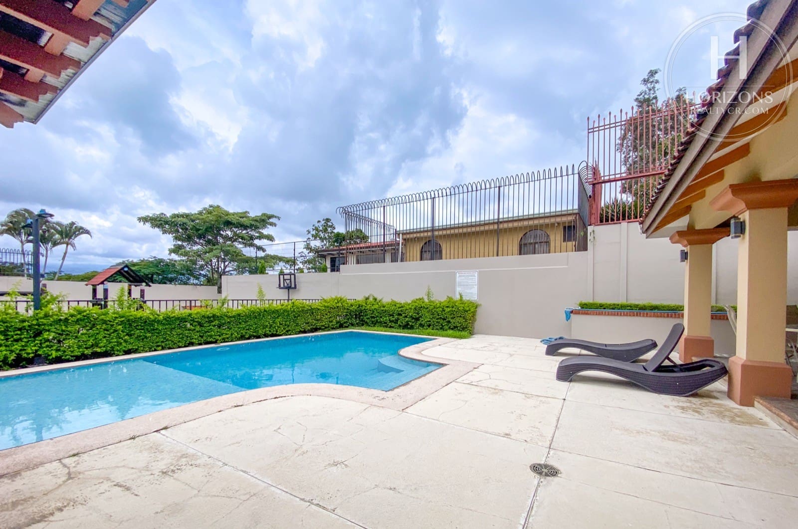 Casa en venta Condominio Loma Real Escazú - piscina del condominio
