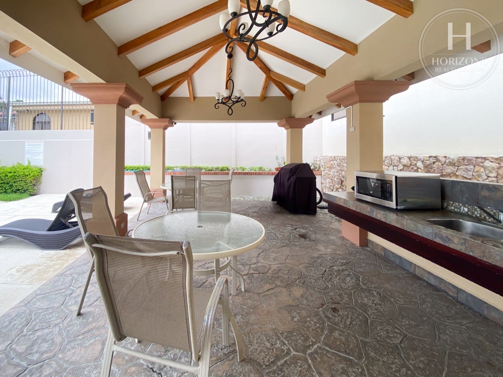 Casa en venta Condominio Loma Real Escazú - rancho BBQ del condominio