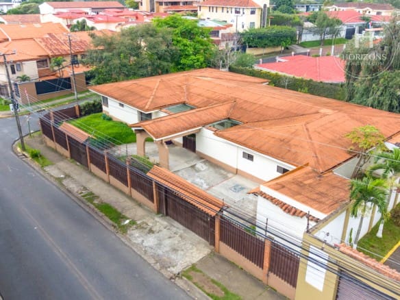 Se Vende Casa Con Uso De Suelo Mixto En Pinares, Curridabat 5 Habitaciones Noj1266Or