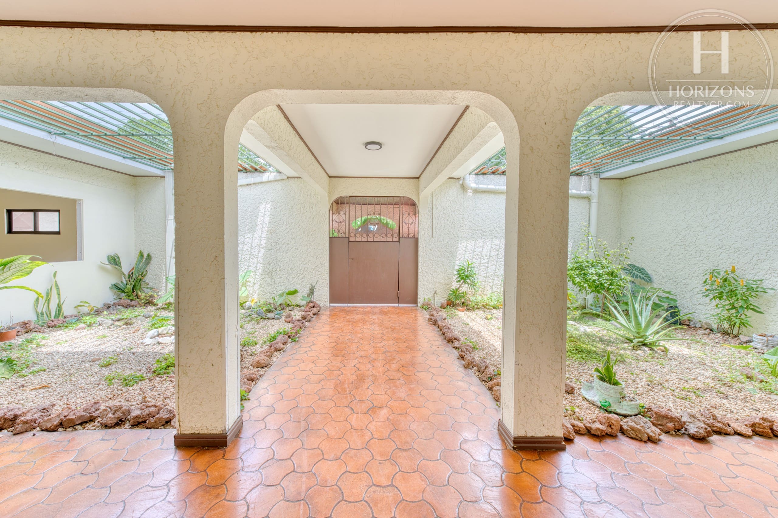 Se Vende Casa con Uso de Suelo Mixto en Pinares, Curridabat 5 Habitaciones NOJ1266OR