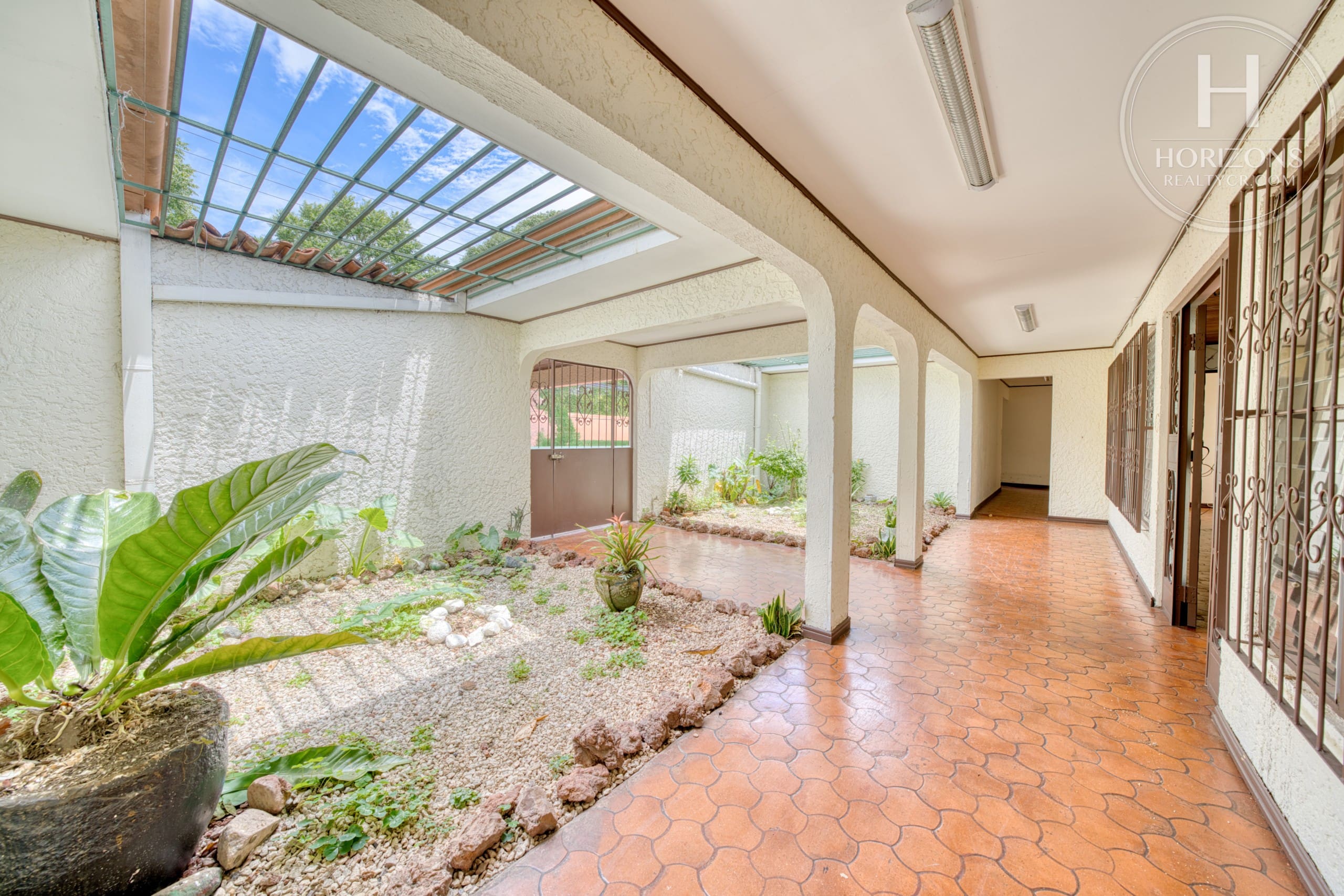 Se Vende Casa con Uso de Suelo Mixto en Pinares, Curridabat 5 Habitaciones NOJ1266OR