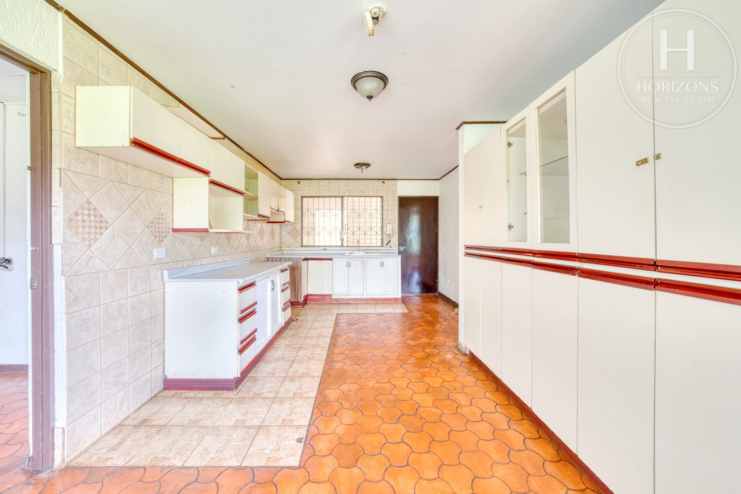 Se Vende Casa con Uso de Suelo Mixto en Pinares, Curridabat 5 Habitaciones NOJ1266OR