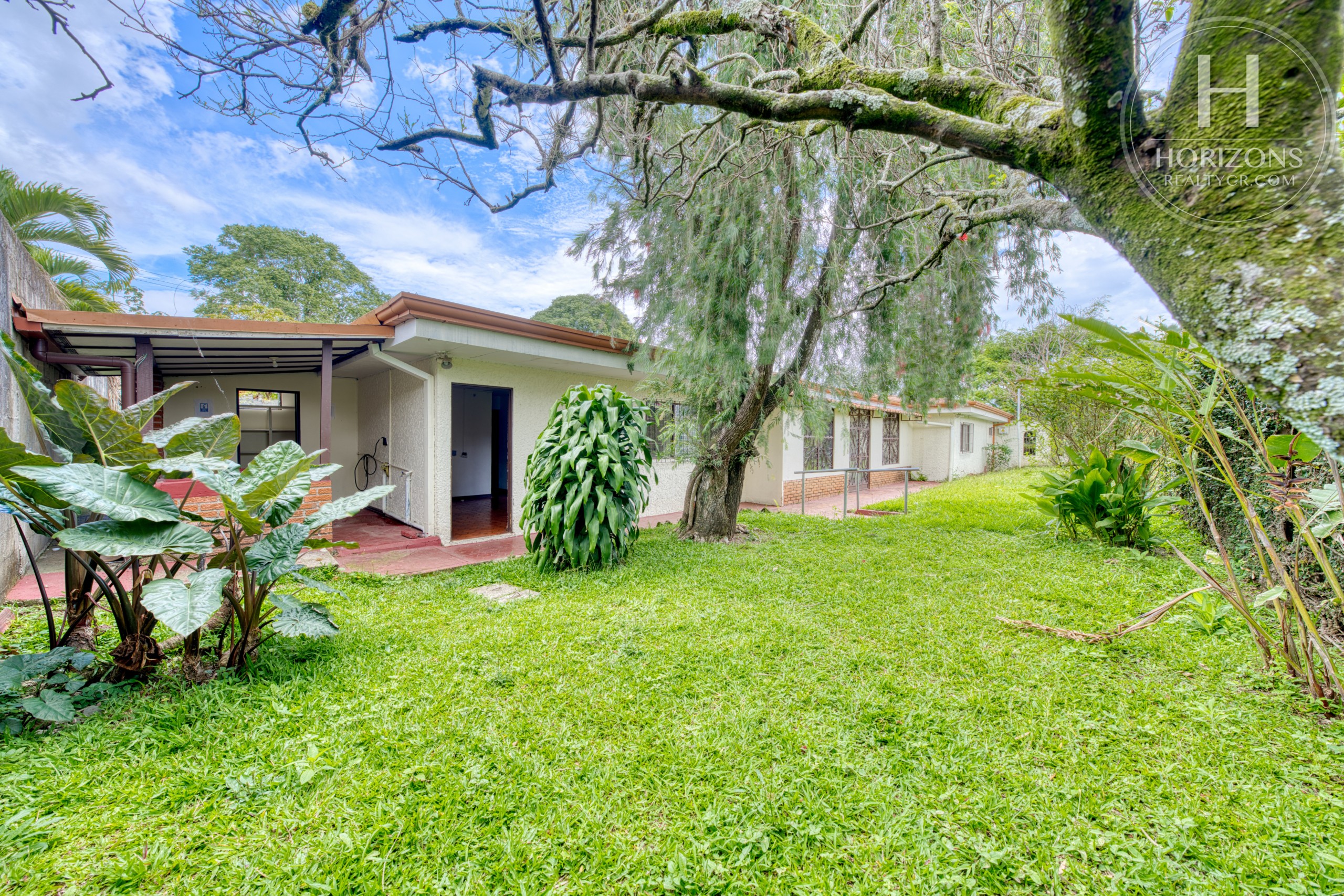 Se Vende Casa con Uso de Suelo Mixto en Pinares, Curridabat 5 Habitaciones NOJ1266OR