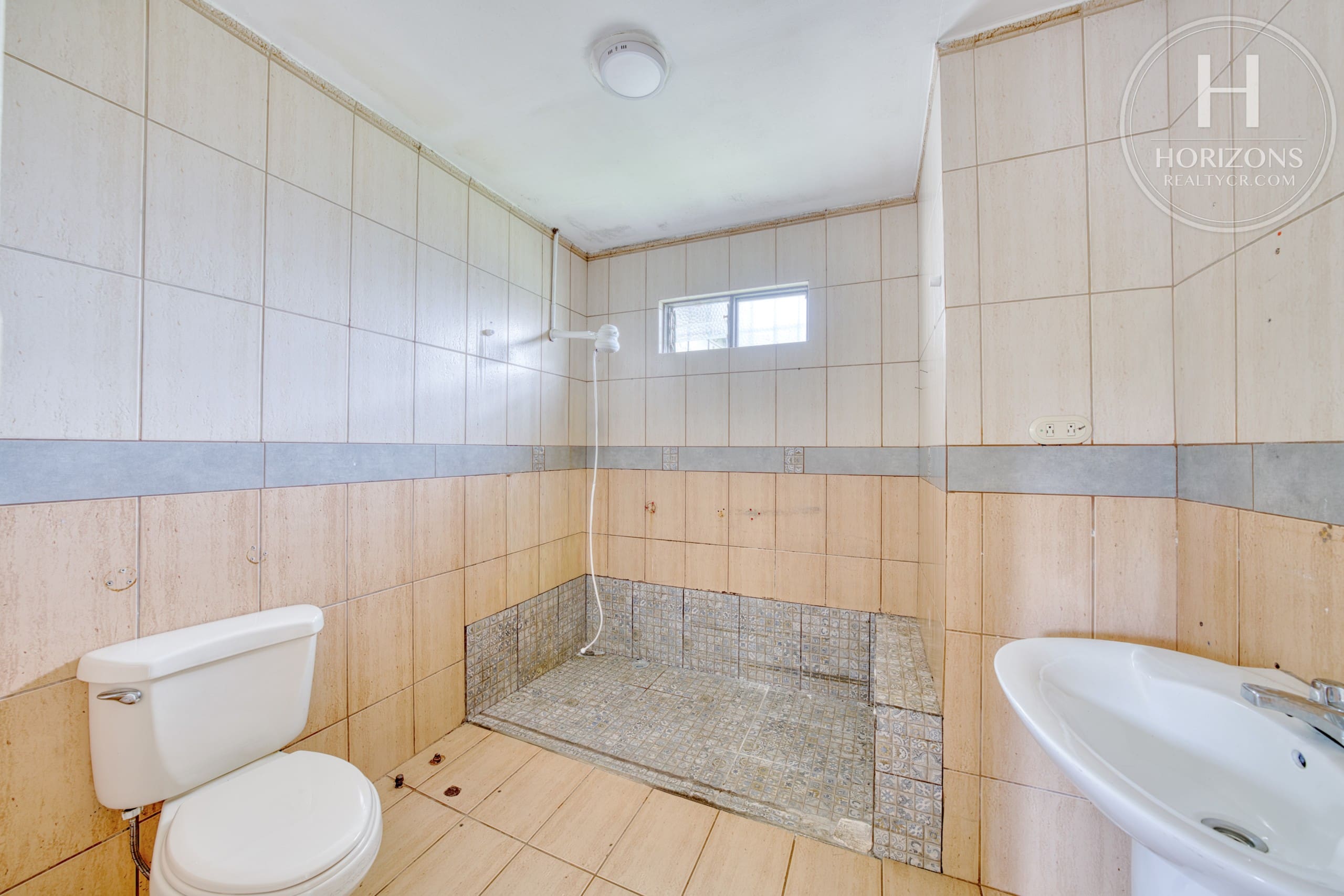 Se Vende Casa con Uso de Suelo Mixto en Pinares, Curridabat 5 Habitaciones NOJ1266OR