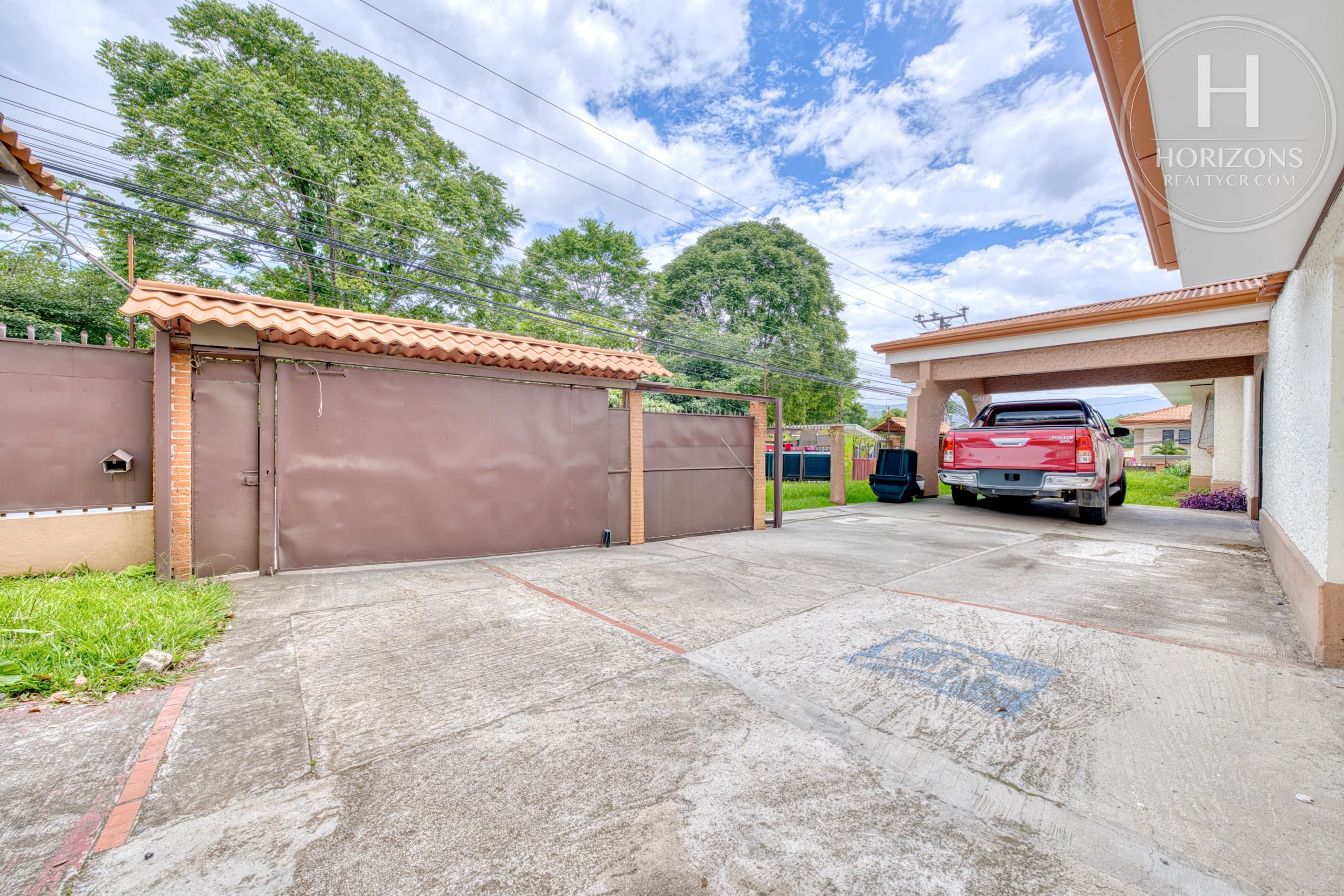 Se Vende Casa con Uso de Suelo Mixto en Pinares, Curridabat 5 Habitaciones NOJ1266OR