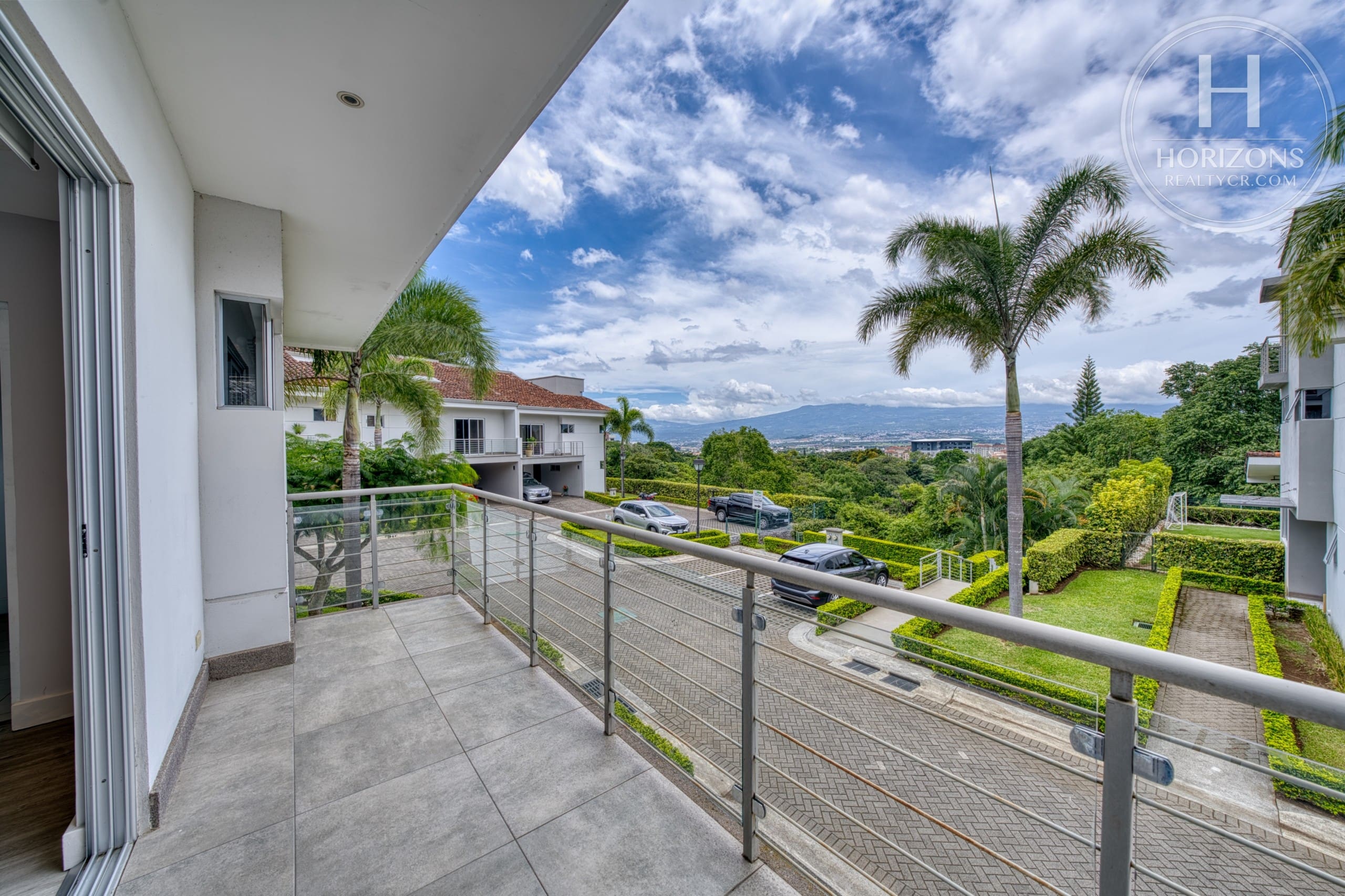 Balcón de la habitación principal con vista a las montañas – Casa en Condominio Vistas de Escazú, San Rafael de Escazú | Horizons Realty