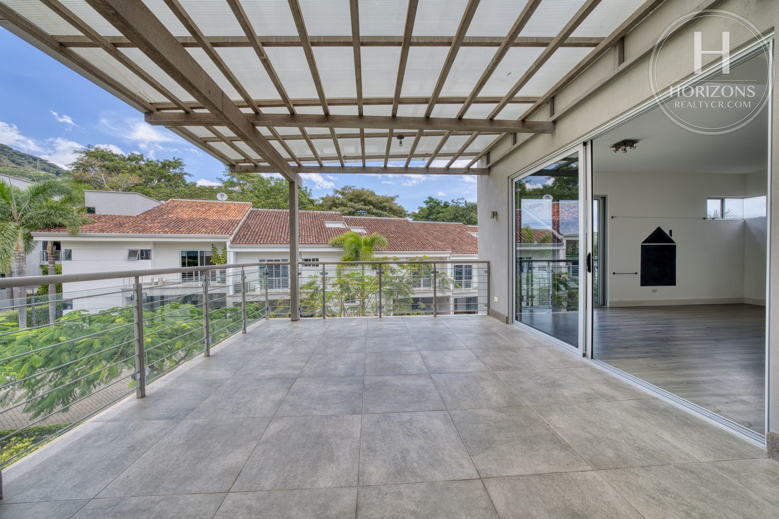 Terraza techada con pérgola del tercer nivel – Casa en Condominio Vistas de Escazú, San Rafael de Escazú | Horizons Realty