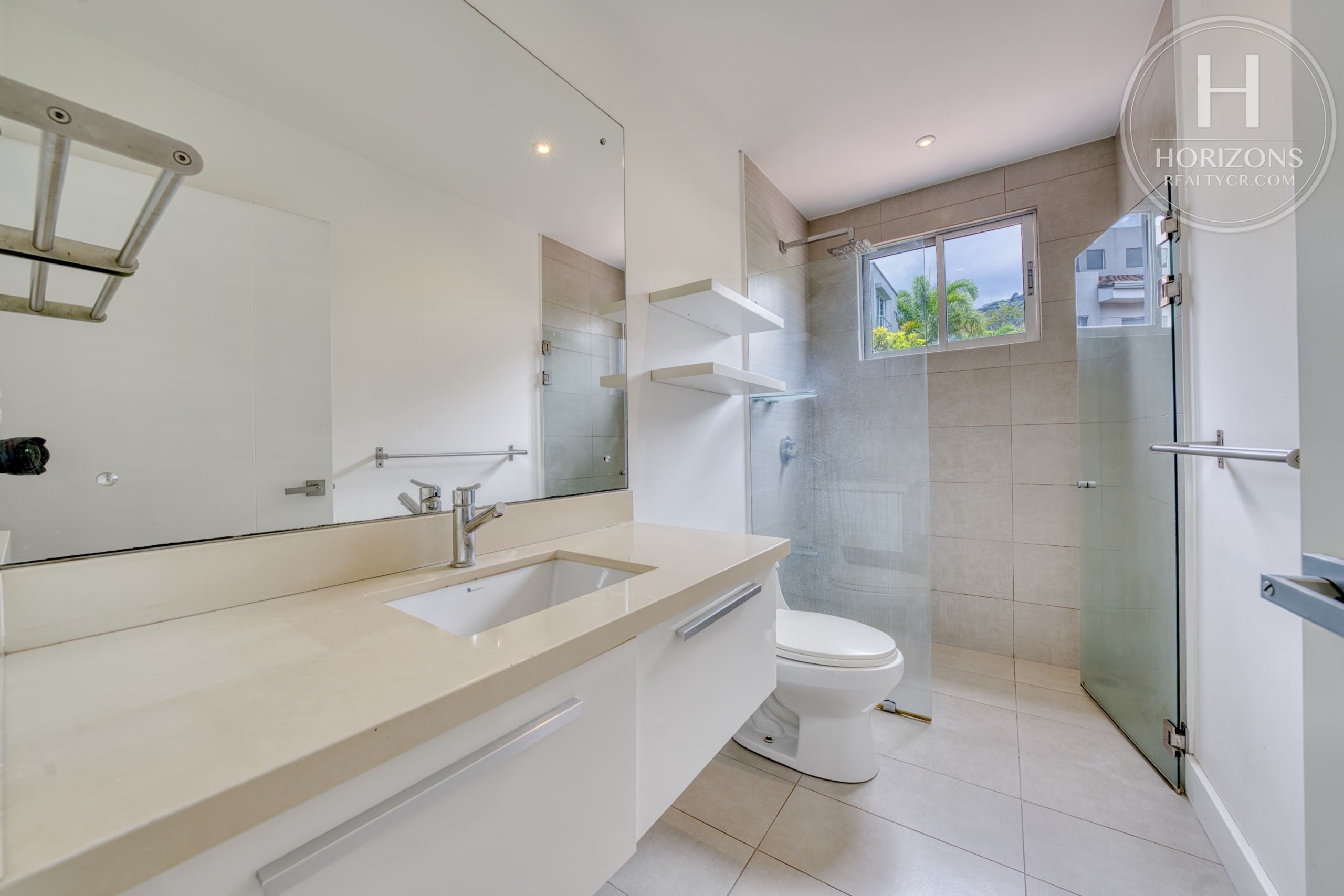 Baño completo compartido – Casa en Condominio Vistas de Escazú, San Rafael de Escazú | Horizons Realty