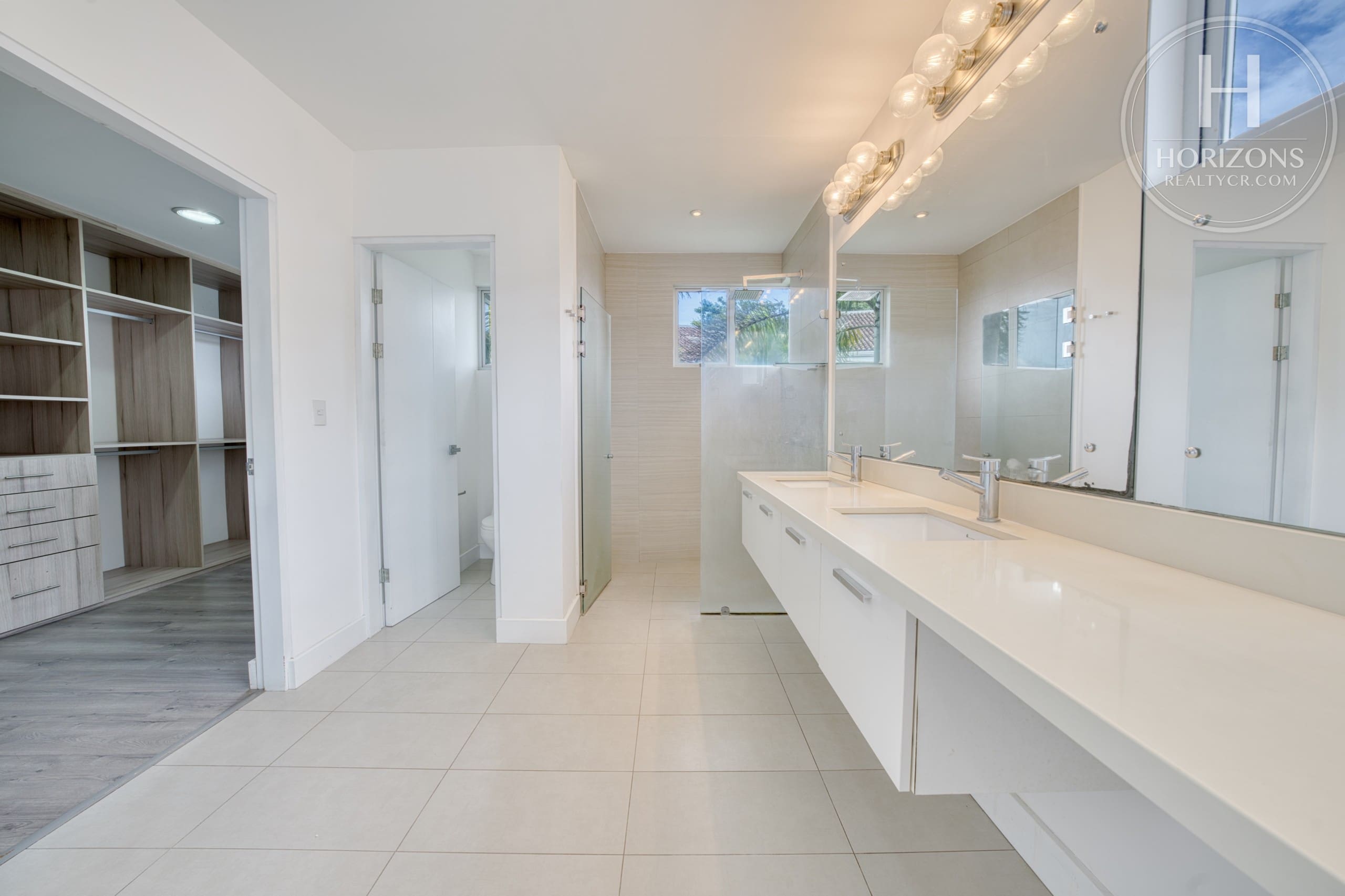 Baño principal con lavatorio doble – Casa en Condominio Vistas de Escazú, San Rafael de Escazú | Horizons Realty
