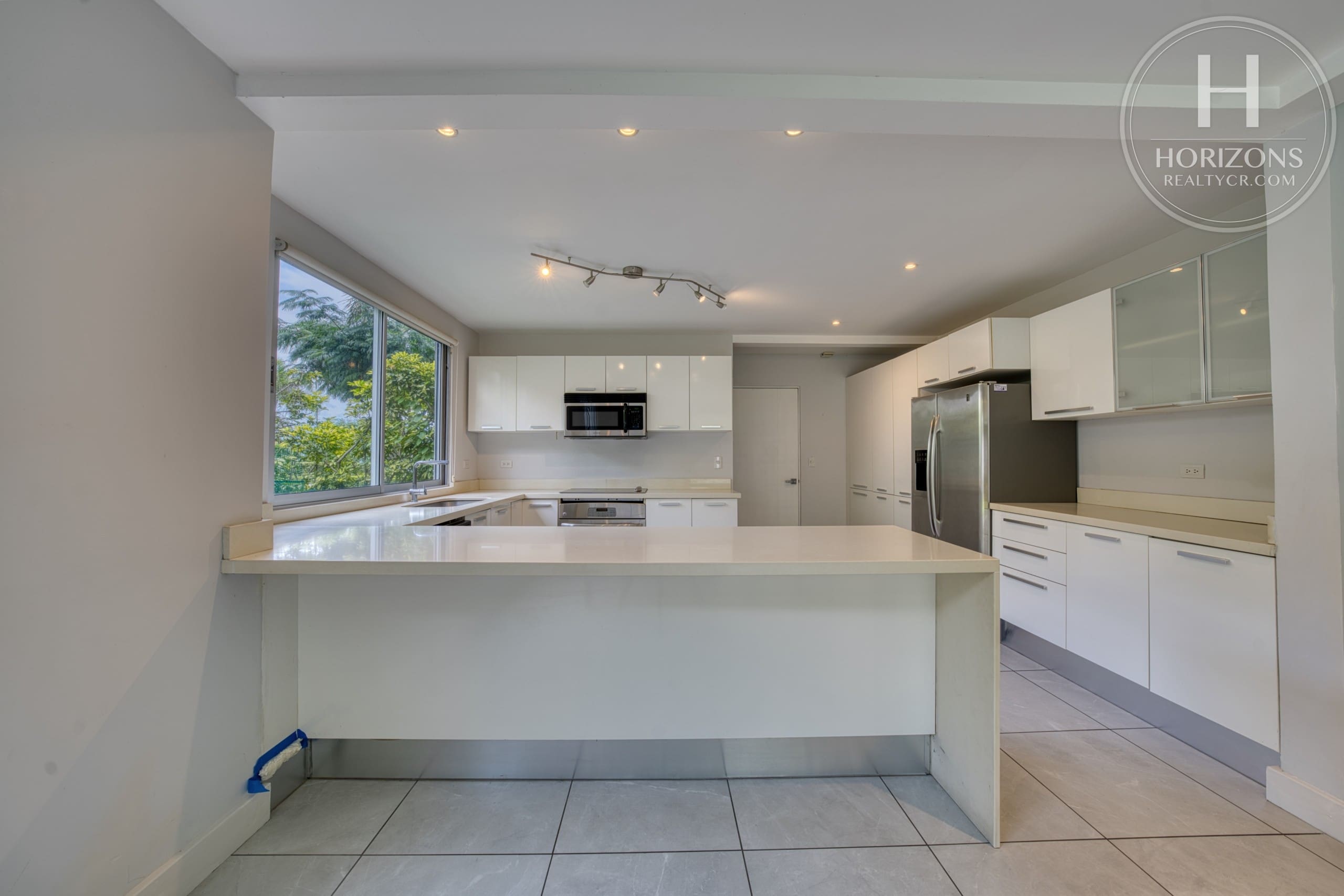 Cocina con línea blanca en acero inoxidable – Casa en Condominio Vistas de Escazú, San Rafael de Escazú | Horizons Realty