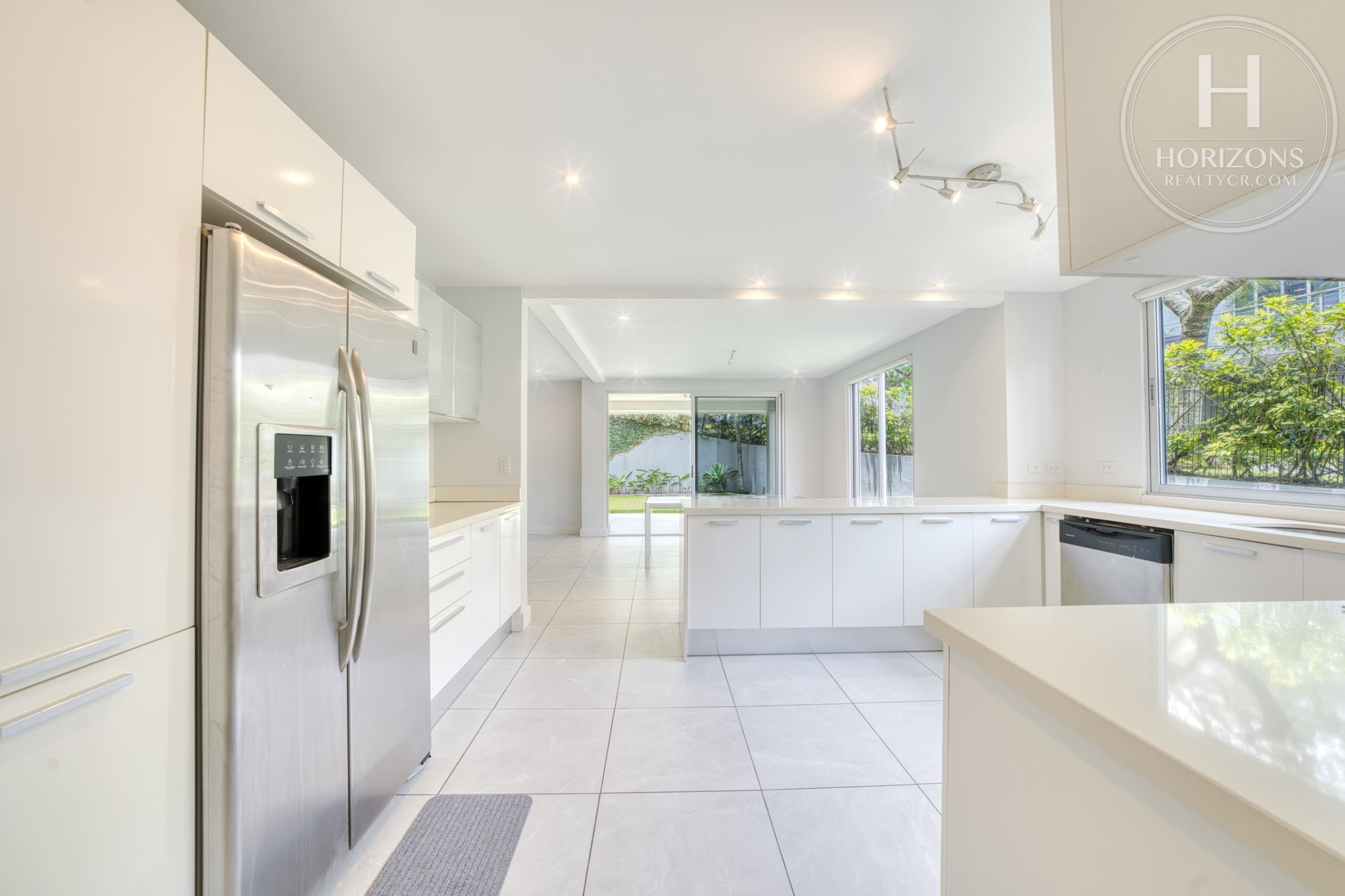 Cocina con línea blanca en acero inoxidable – Casa en Condominio Vistas de Escazú, San Rafael de Escazú | Horizons Realty
