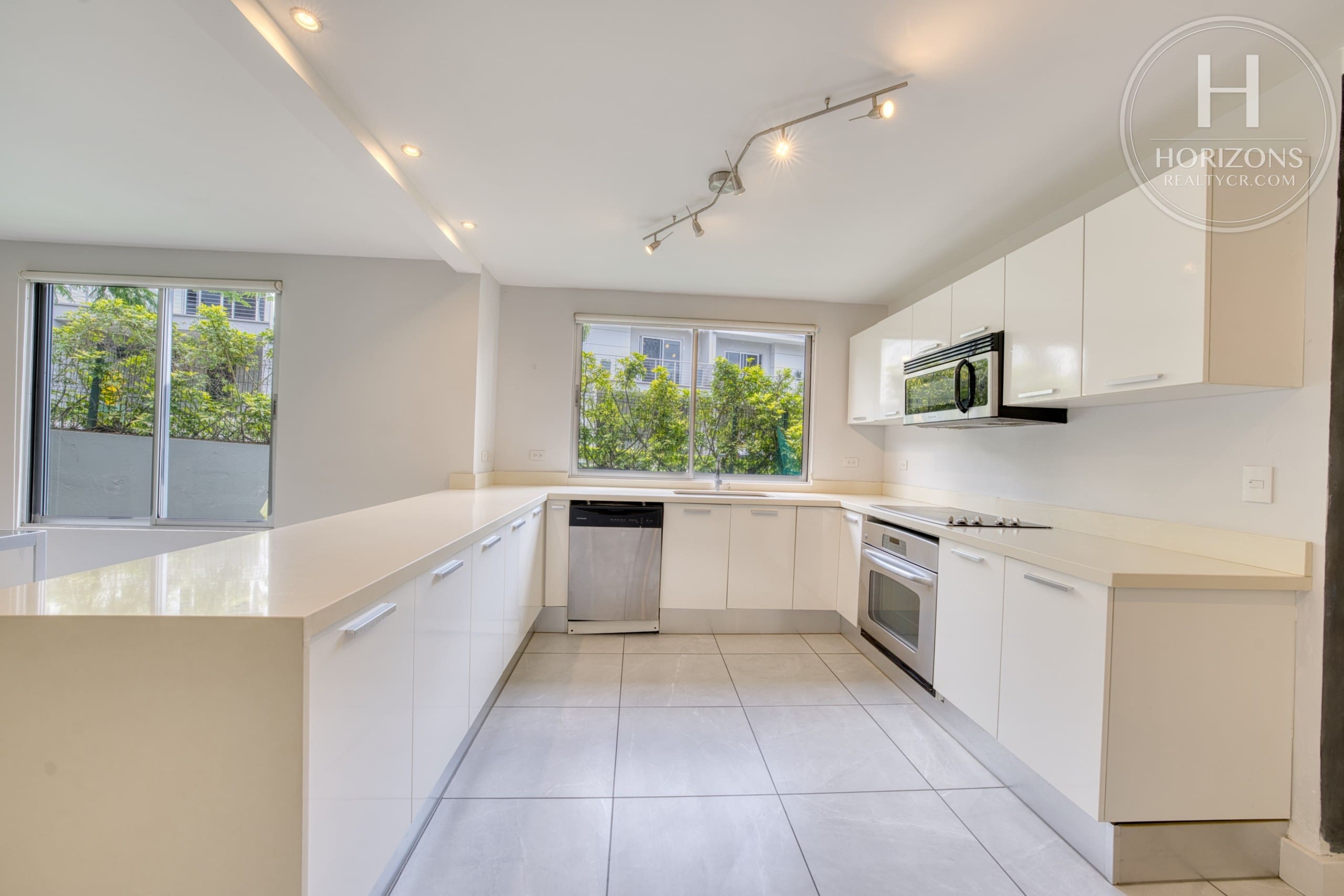 Cocina con línea blanca en acero inoxidable – Casa en Condominio Vistas de Escazú, San Rafael de Escazú | Horizons Realty