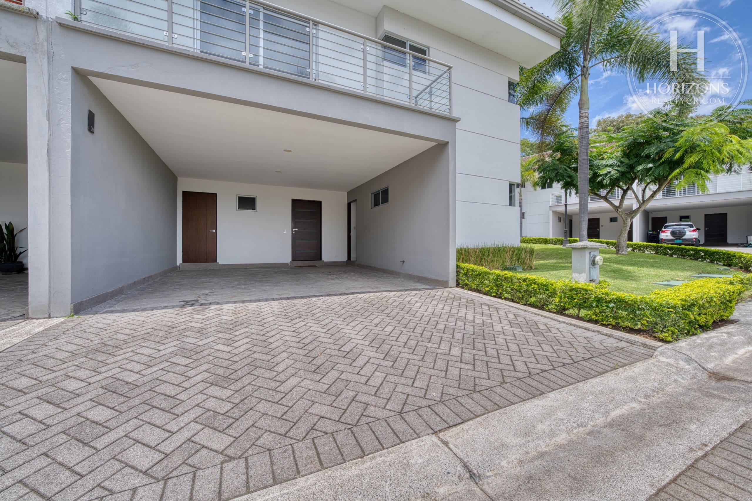 Fachada y cochera techada – Casa en Condominio Vistas de Escazú, San Rafael de Escazú | Horizons Realty