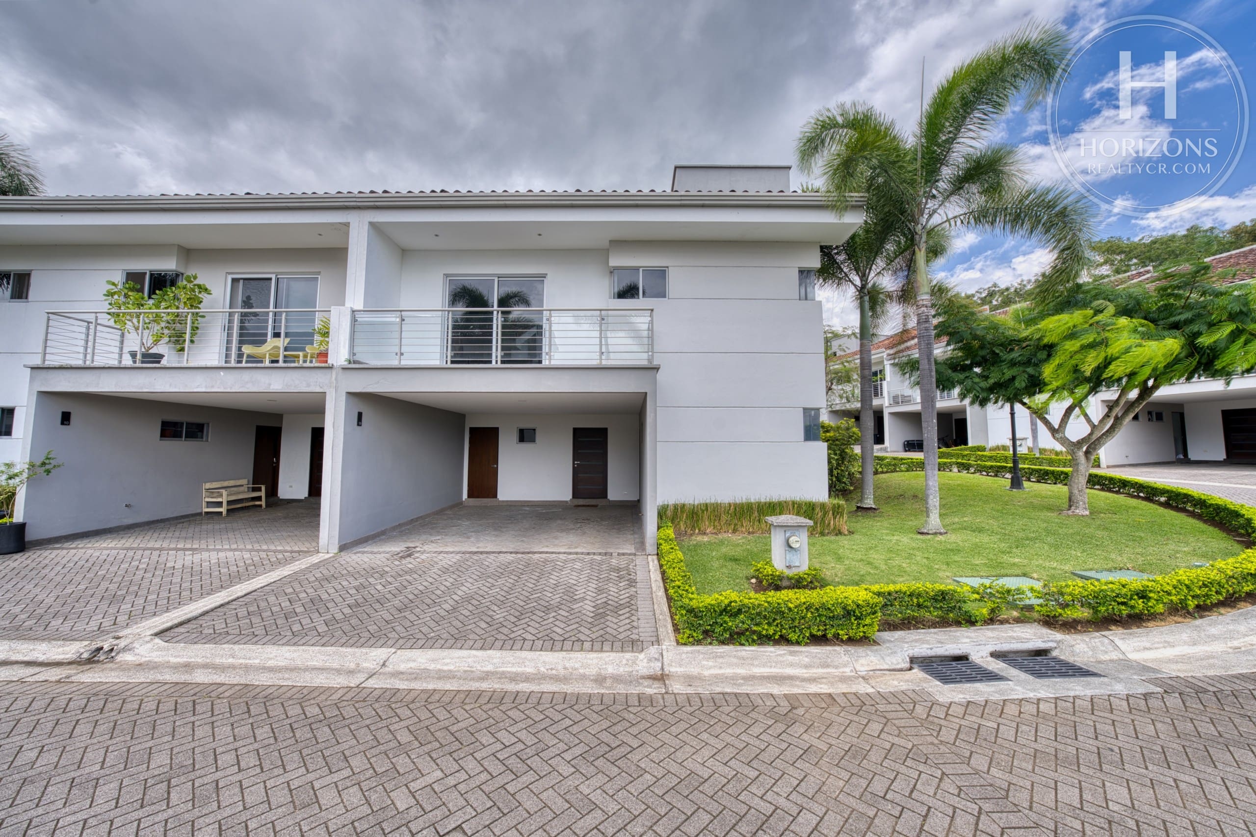 Fachada de la casa esquinera – Casa en Condominio Vistas de Escazú, San Rafael de Escazú | Horizons Realty