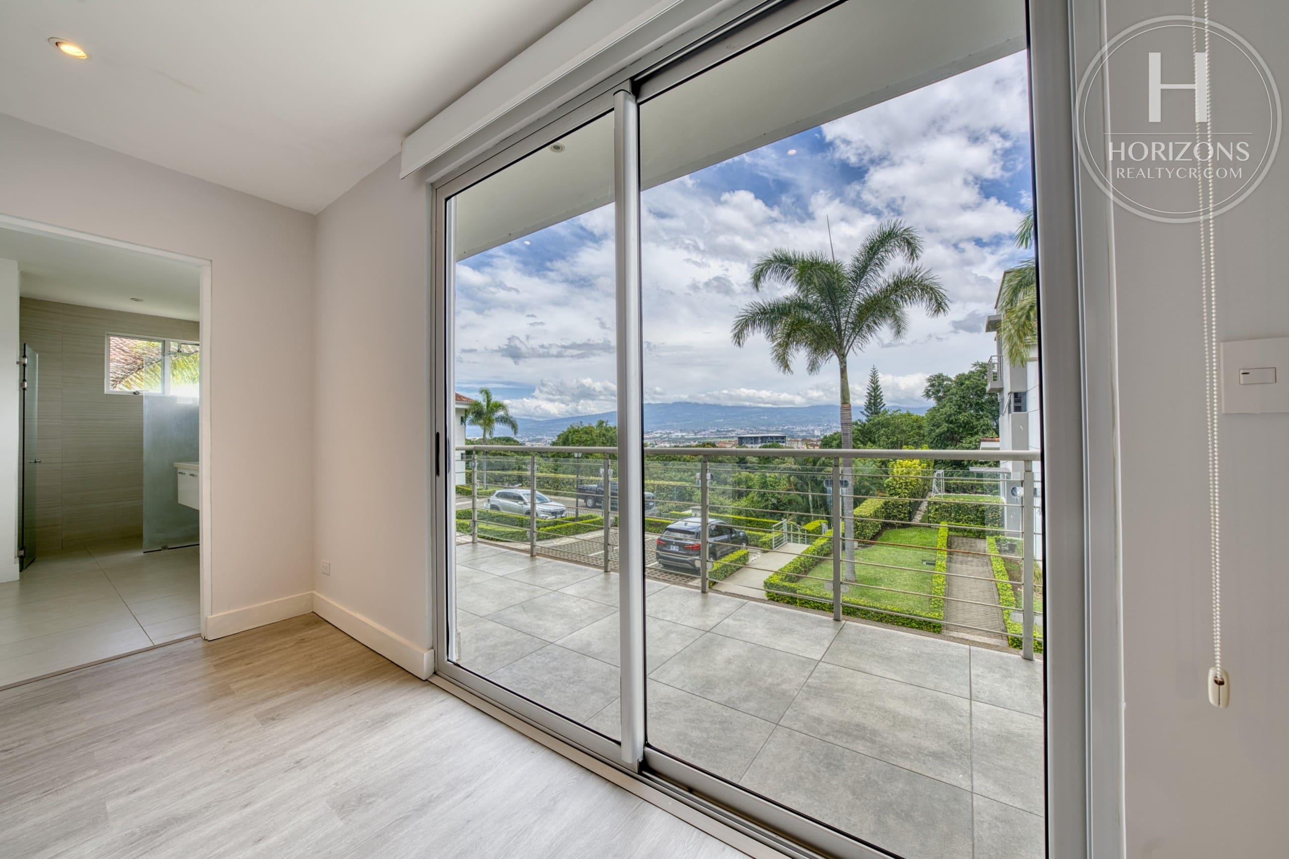 Habitación principal con balcón y vista a las montañas – Casa en Condominio Vistas de Escazú, San Rafael de Escazú | Horizons Realty