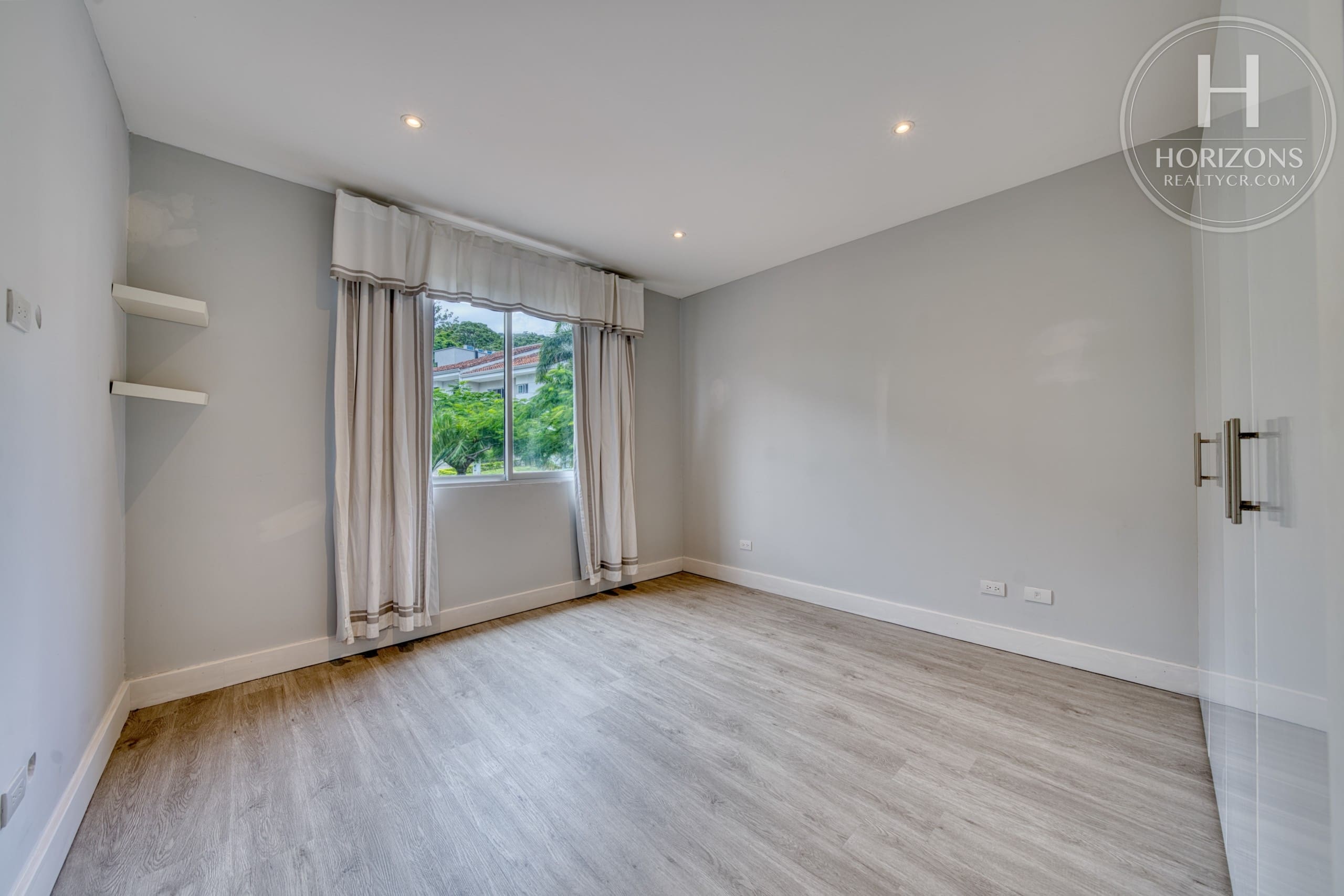 Habitación secundaria con clóset – Casa en Condominio Vistas de Escazú, San Rafael de Escazú | Horizons Realty