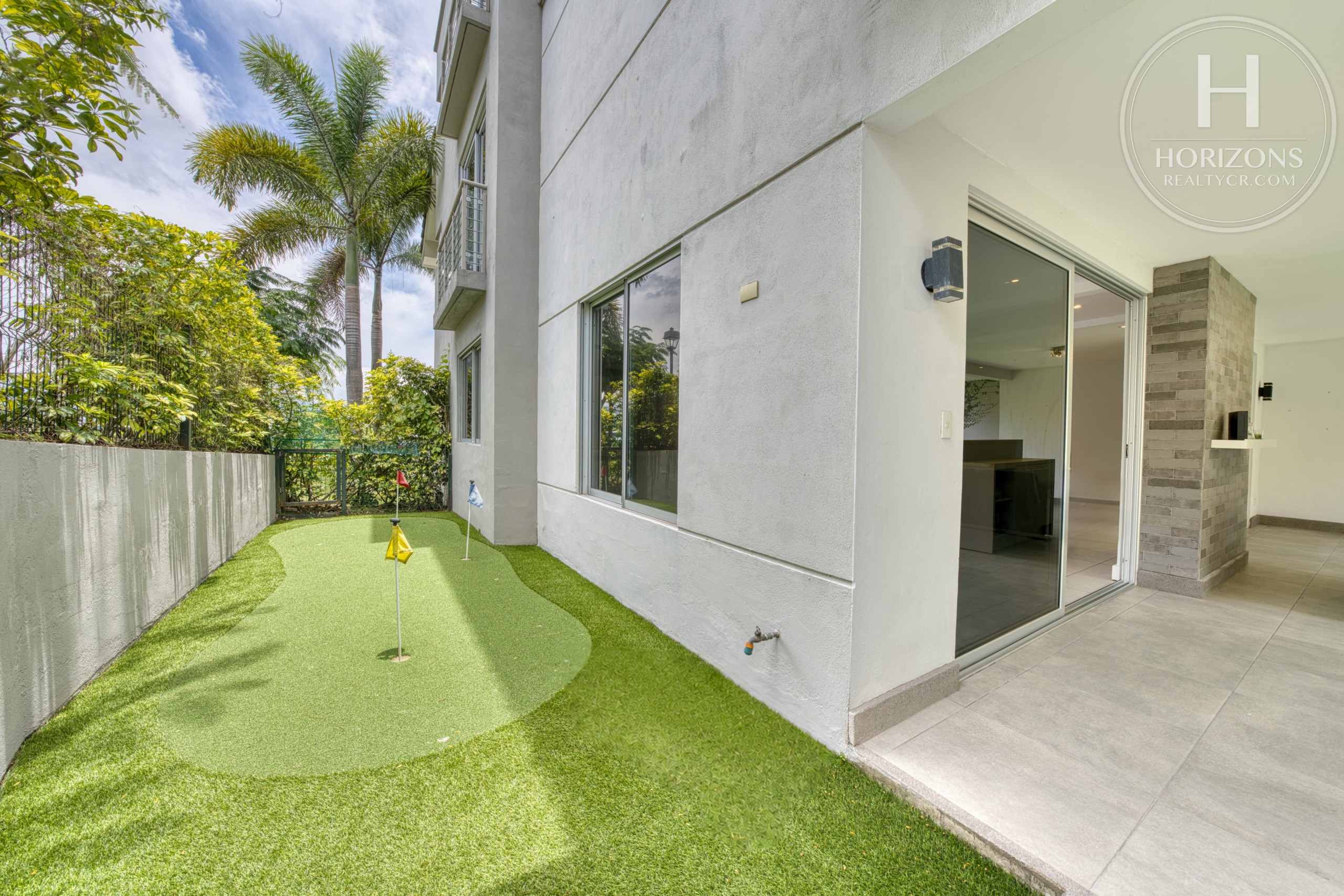 Mini golf sobre césped sintético – Casa en Condominio Vistas de Escazú, San Rafael de Escazú | Horizons Realty