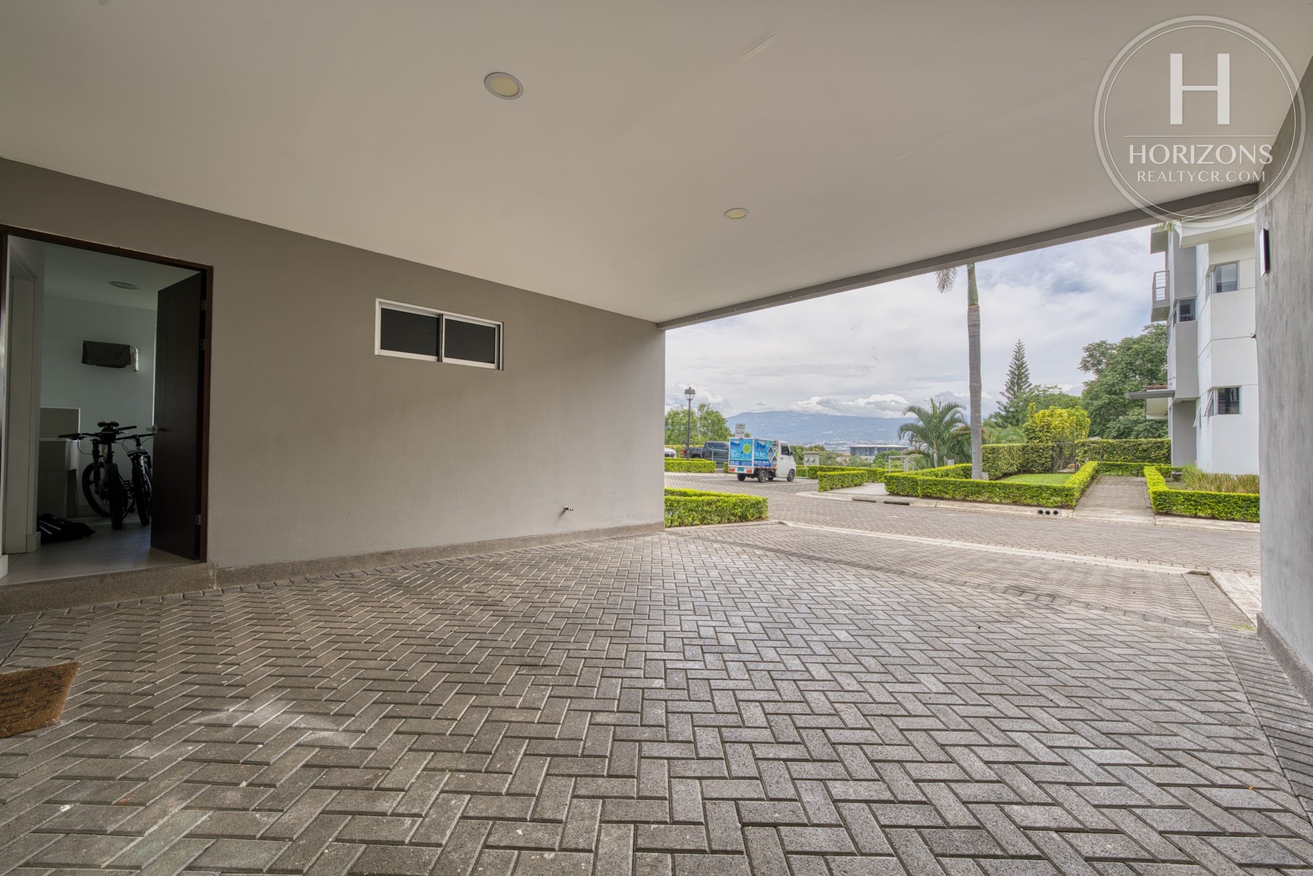 Cochera techada para 2 vehículos – Casa en Condominio Vistas de Escazú, San Rafael de Escazú | Horizons Realty