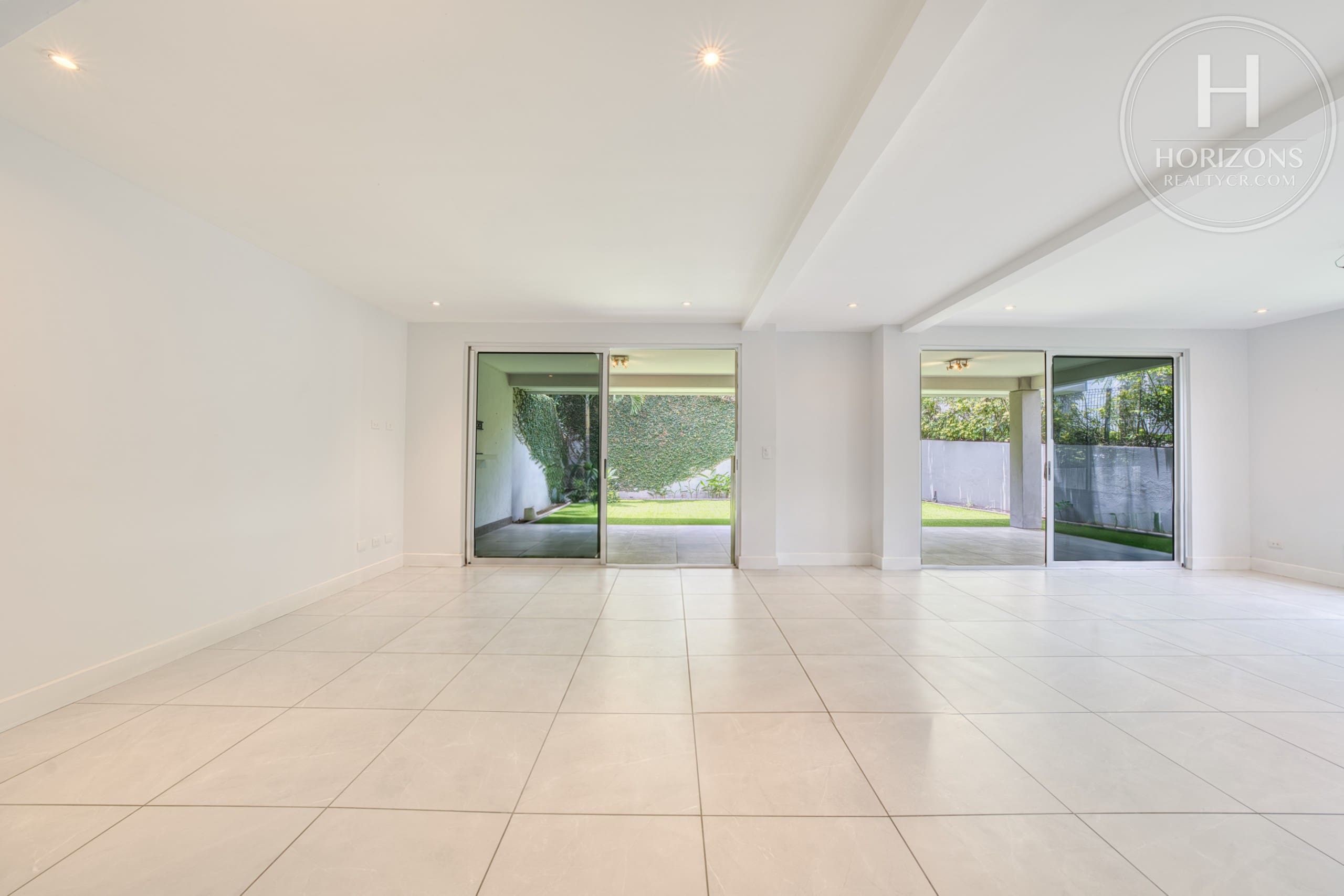 Sala y comedor con acceso a la terraza – Casa en Condominio Vistas de Escazú, San Rafael de Escazú | Horizons Realty
