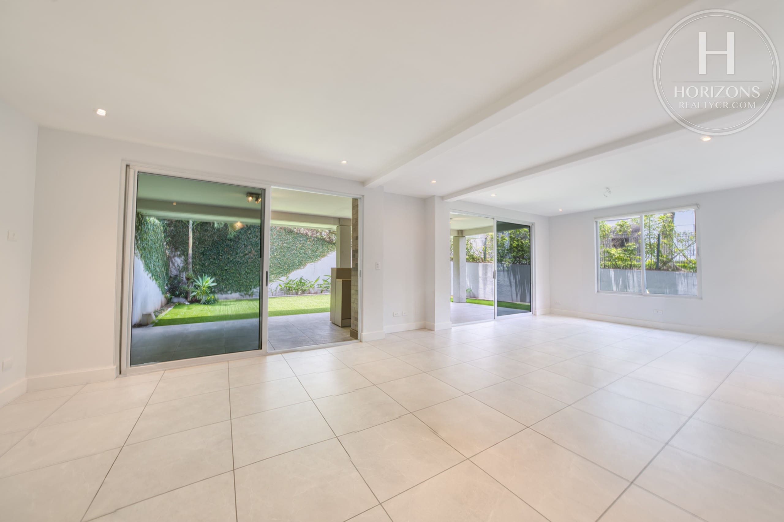 Sala y comedor con acceso a la terraza – Casa en Condominio Vistas de Escazú, San Rafael de Escazú | Horizons Realty