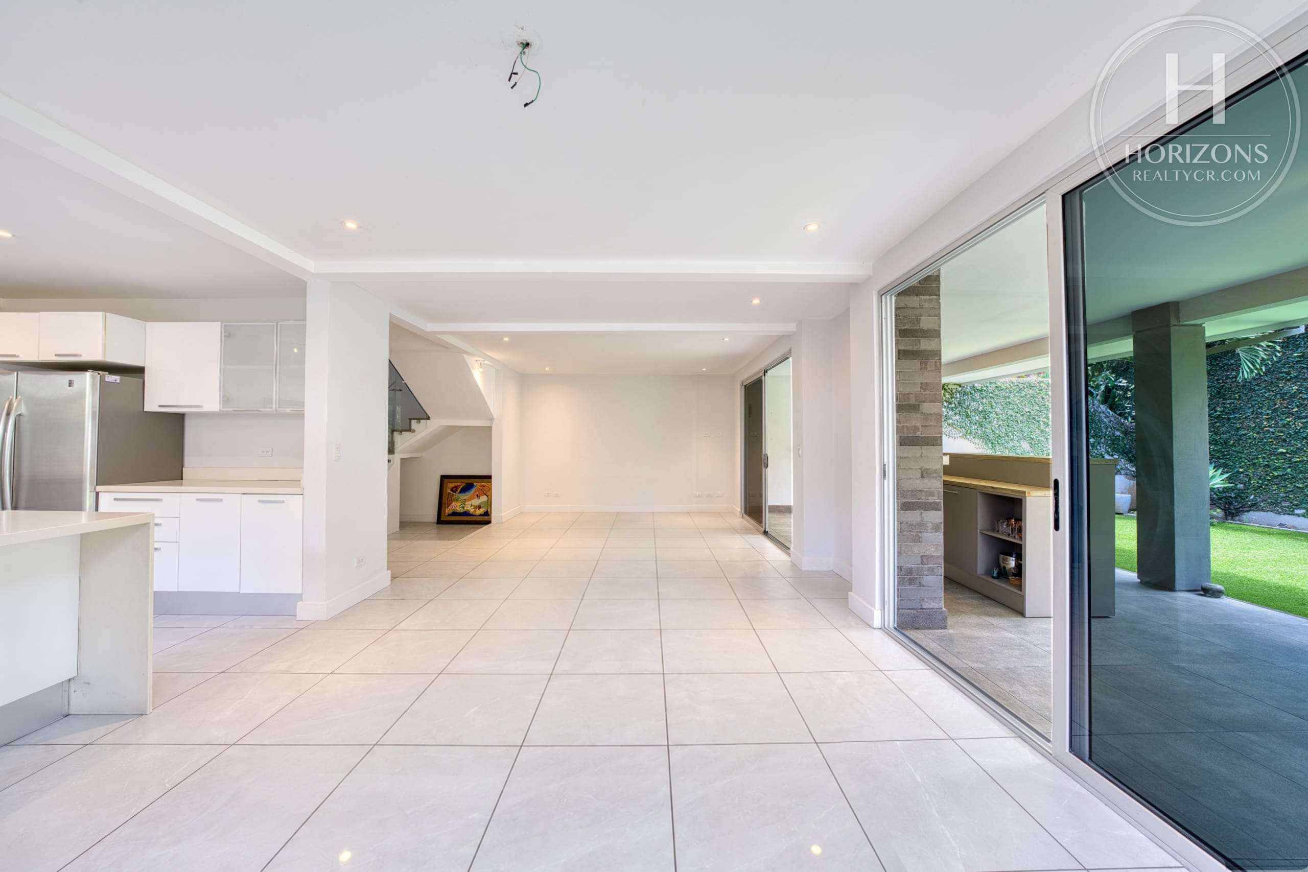 Sala y comedor con salida a la terraza y el bar – Casa en Condominio Vistas de Escazú, San Rafael de Escazú | Horizons Realty